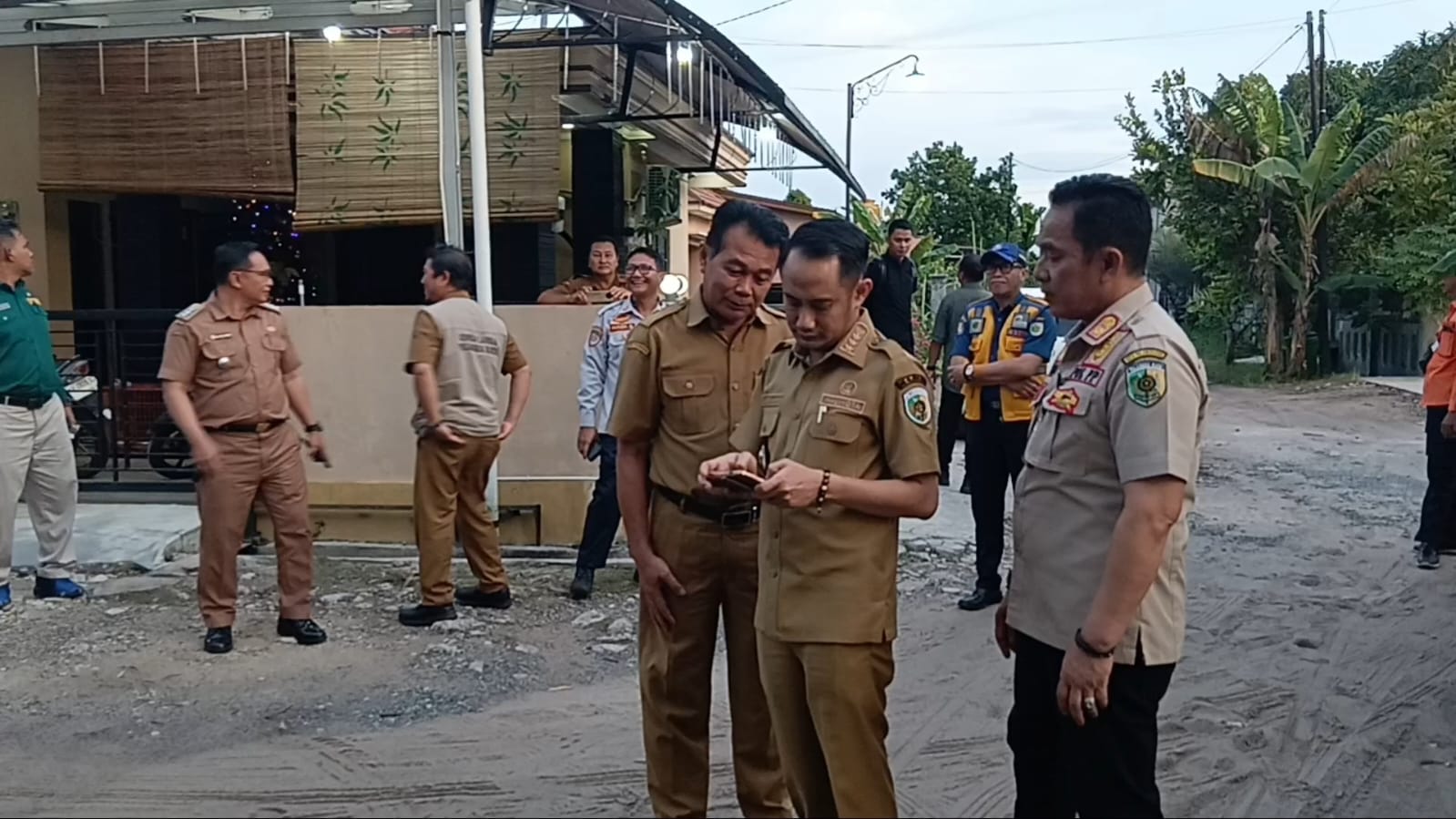 Wali Kota Palangka Raya, Fairid Naparin melihat kondisi drainase. ILHAM ROMADHONA/KALTENG PO