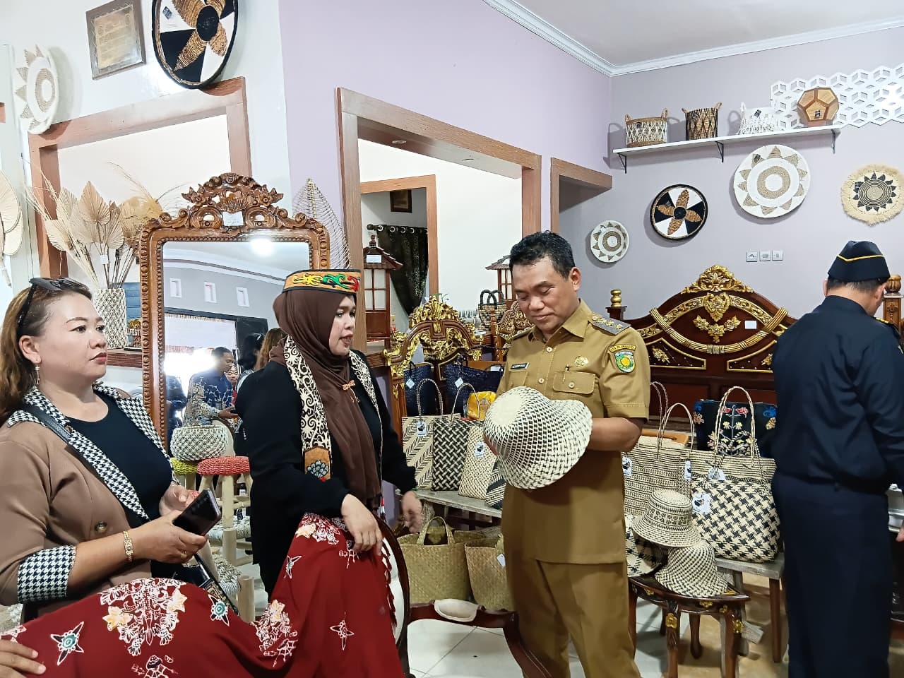 Wakil Wali Kota Palangka Raya, Achmad Zaini mengecek produk UMKM yang siap diekspor. ILHAM ROMADHONA /KALTENG POS