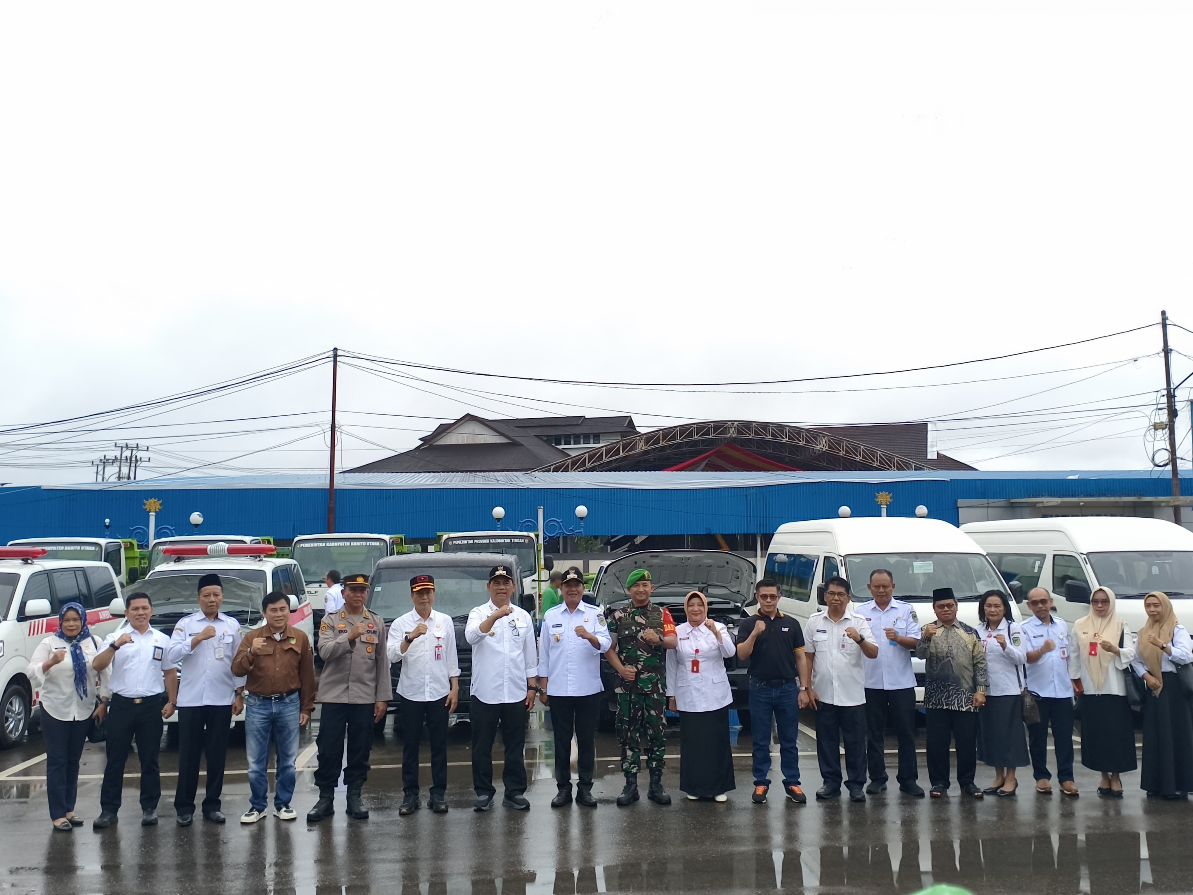 Bupati Shalahuddin didampingi Wakil Bupati Felix bersama jajaran pada acara penyerahan sarana dan prasarana untuk beberapa dinas serta ambulans.RENO/KALTENG POS