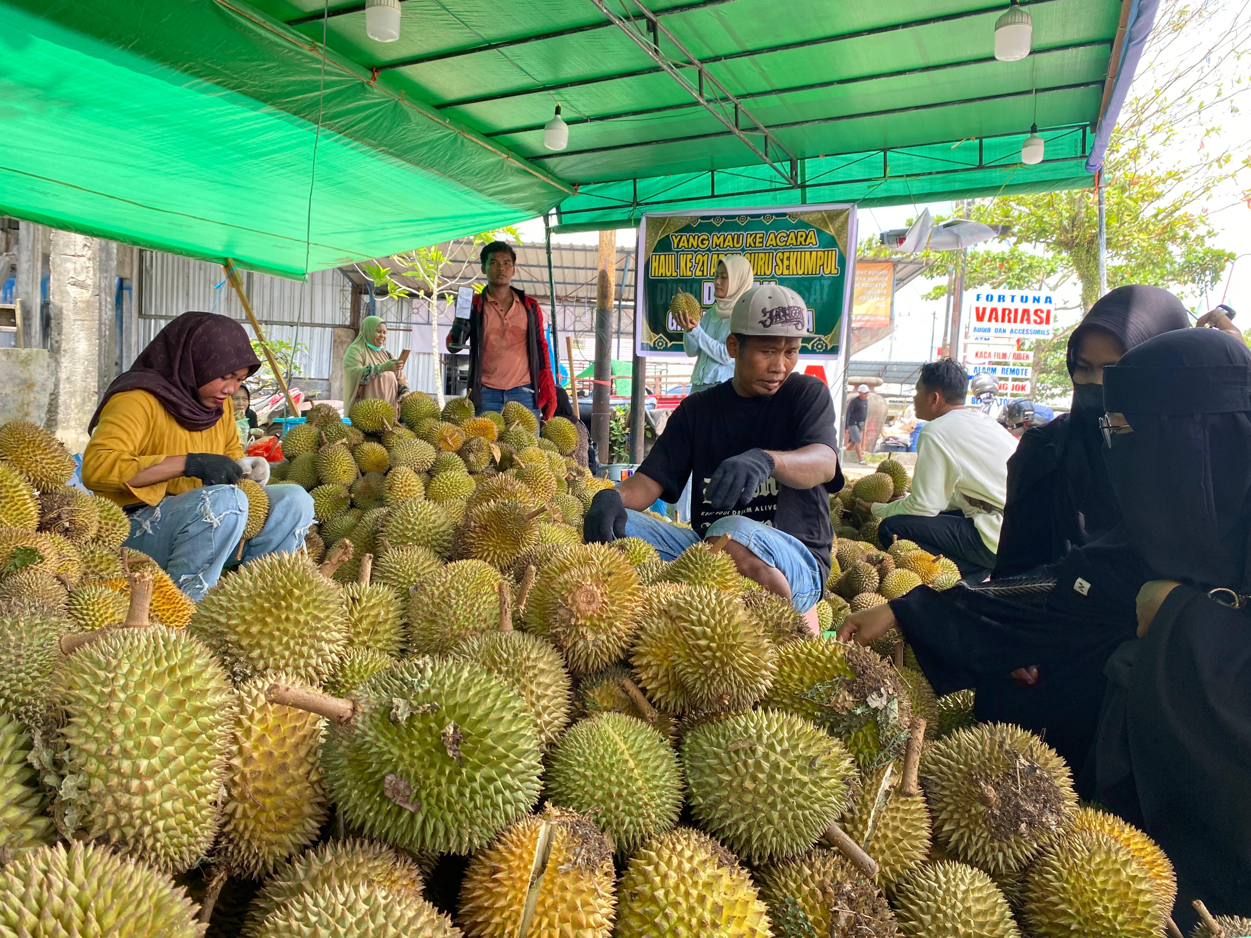 Durian gratis untuk jemaah 5 Rajab Sekumpul.MIFTAH/KALTENGPOS.JAWAPOS.COM