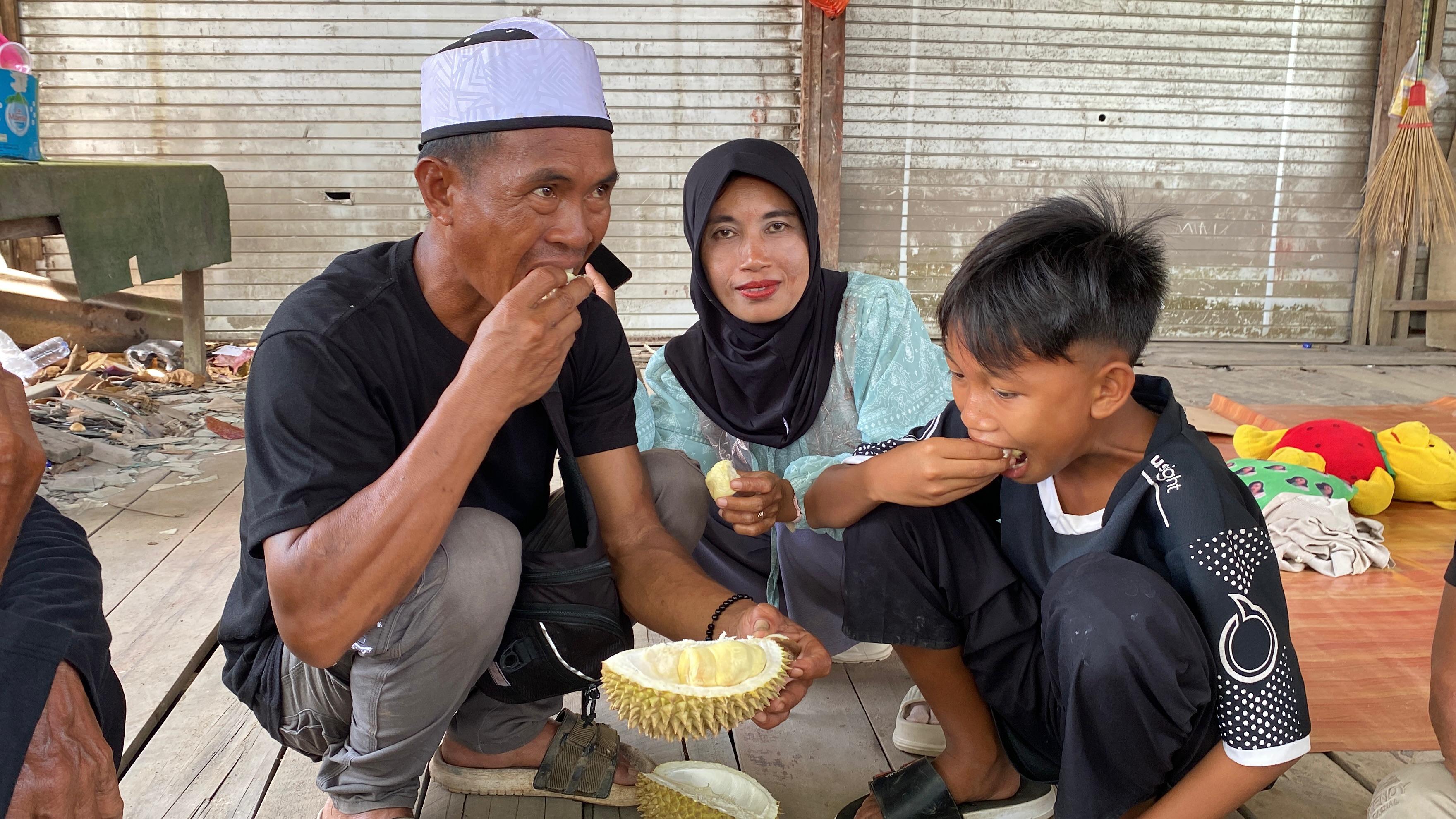 Jemaah 5 Rajab Sekumpul menikmati durian gratis.MIFTAH/KALTENGPOS.JAWAPOS.COM
