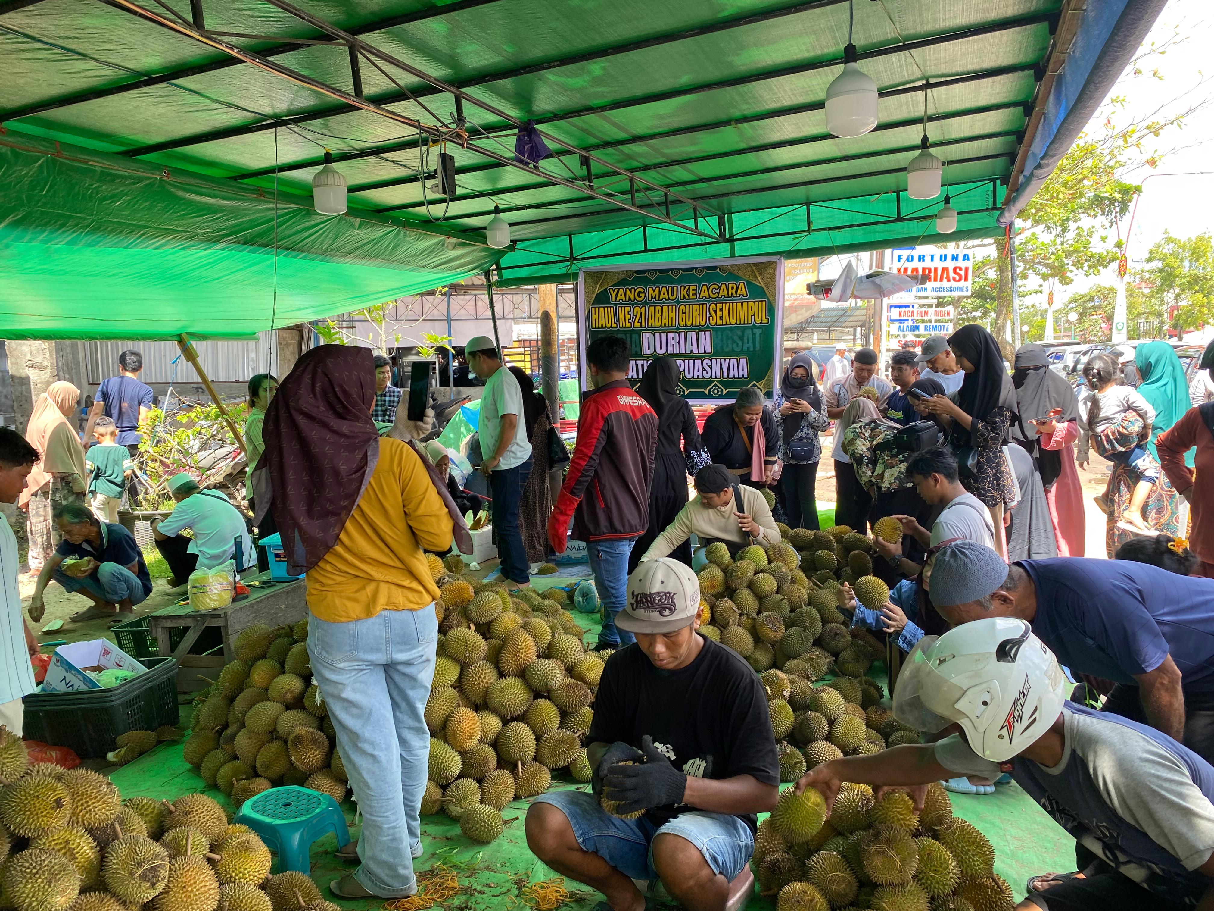 Durian gratis untuk jemaah 5 rajab.MIFTAH/KALTENGPOS.JAWAPOS.COM