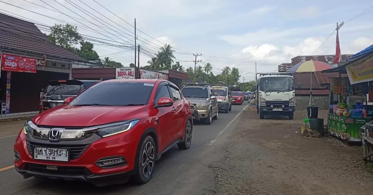 Kepadatan arus lalu lintas jemaah momen 5 Rajab di Kandangan.M. PADIL IHSAN UNTUK RADAR BANJARMASIN