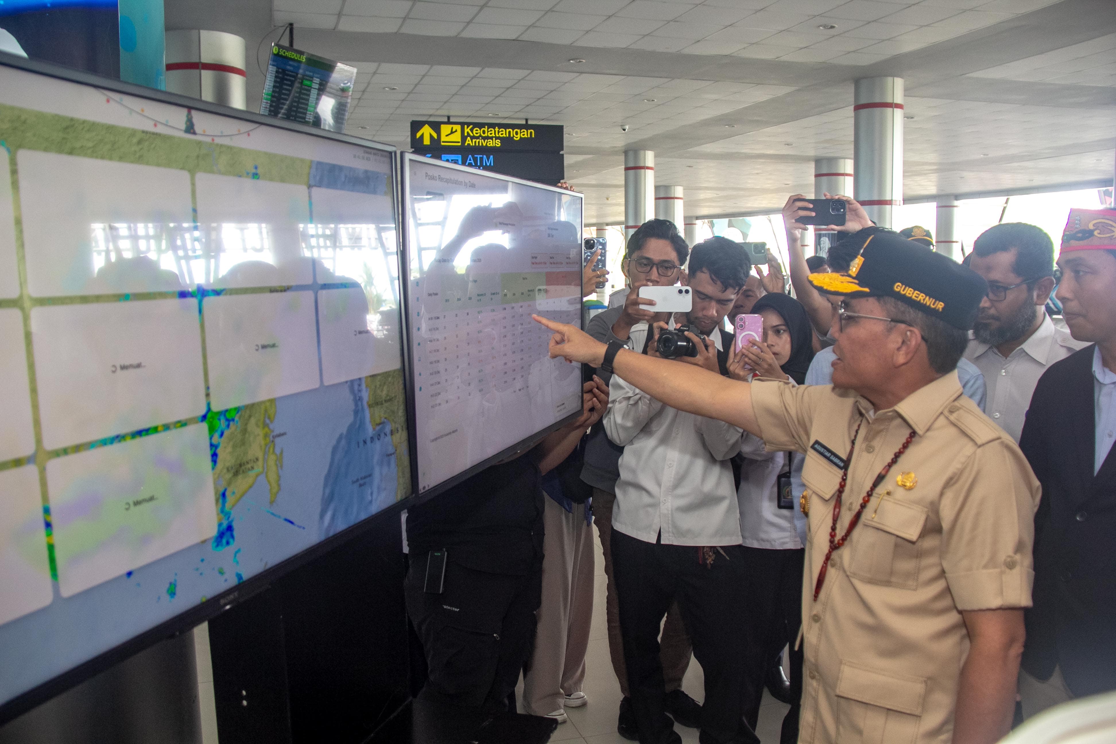Gubernur Agustiar Sabran mengecek informasi cuaca di Bandara Tjilik Riwut.ARIEF PRATHAMA/KALTENG POS