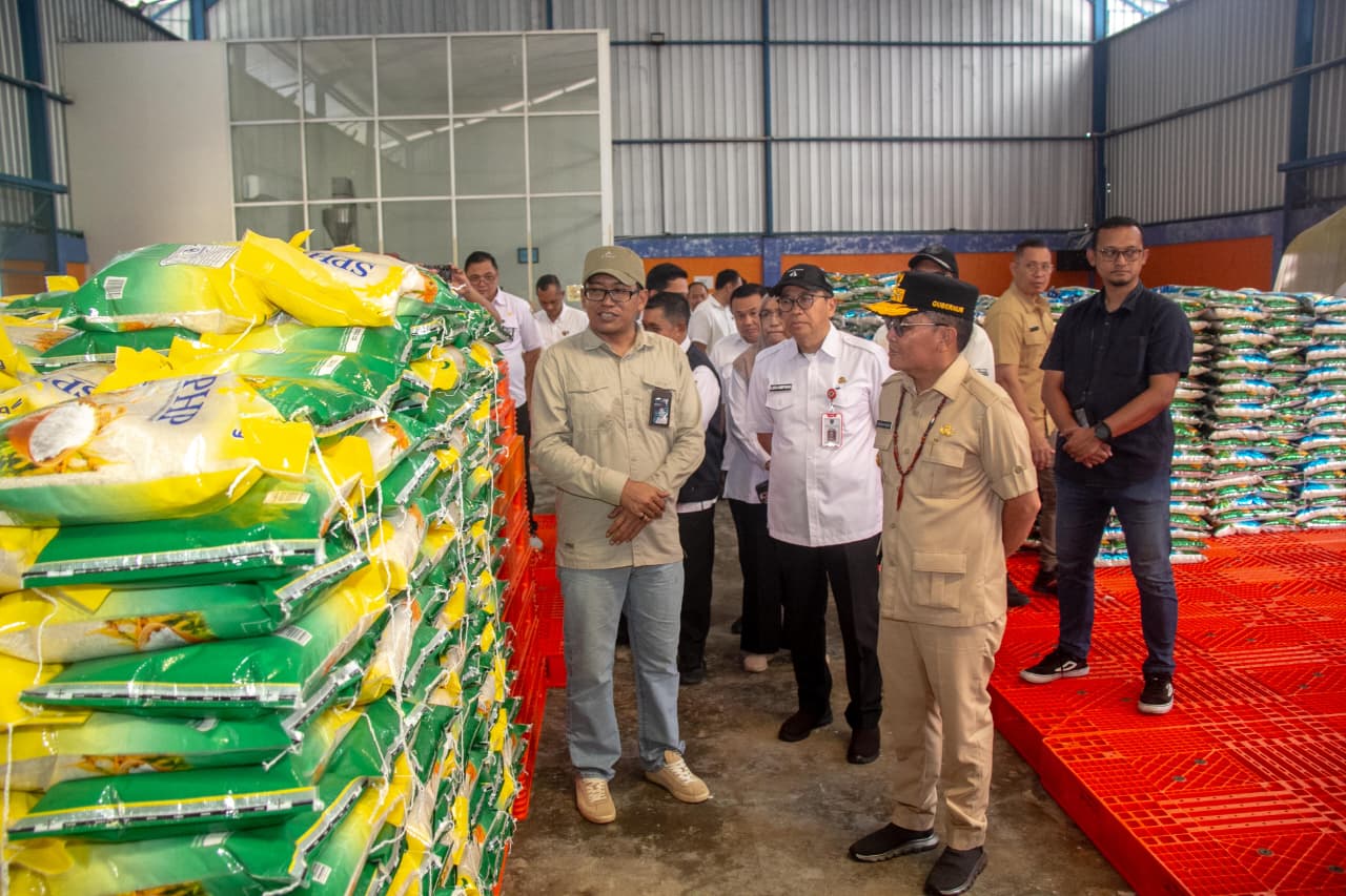 Gubernur Agustiar Sabran kunjungi Gudang Bulog.ARIEF PRATHAMA/KALTENG POS
