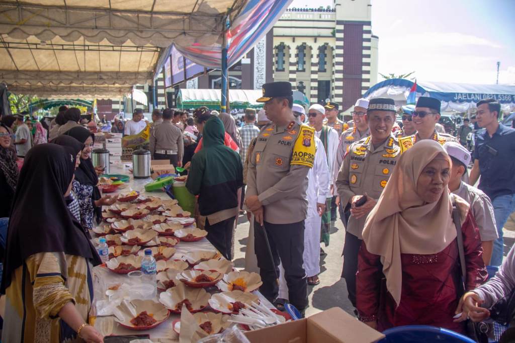 Kapolda Kalimantan Tengah Irjen Pol Iwan Kurniawan bersama koordinator lapangan dan relawan di Rest Area Masjid Kubah Hijau Al-Abrar, Palangka Raya.ARIEF PRATHAMA/KALTENG POS