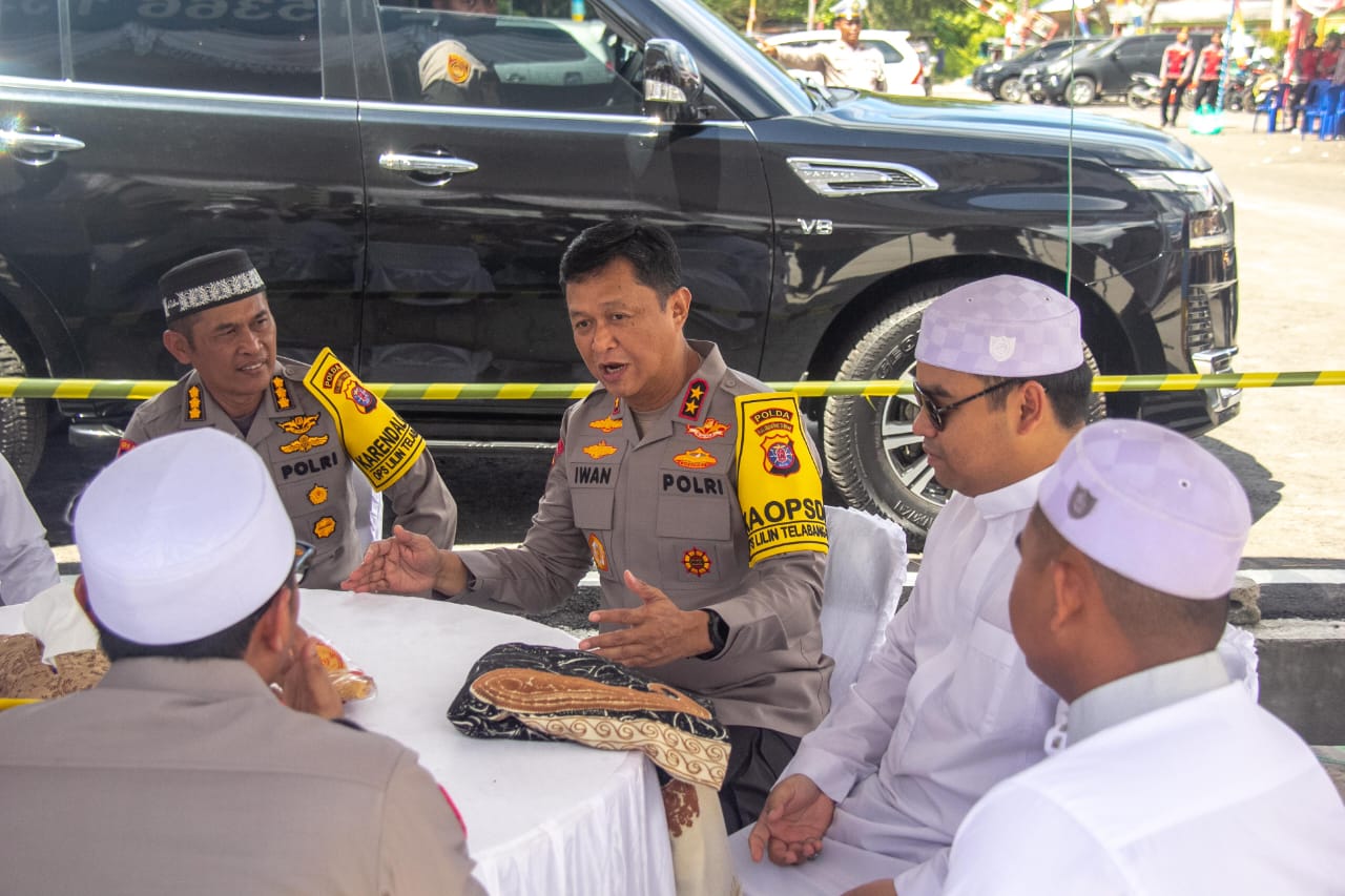 Kapolda Kalimantan Tengah Irjen Pol Iwan Kurniawan bersama koordinator lapangan dan relawan di Rest Area Masjid Kubah Hijau Al-Abrar, Palangka Raya.ARIEF PRATHAMA/KALTENG POS