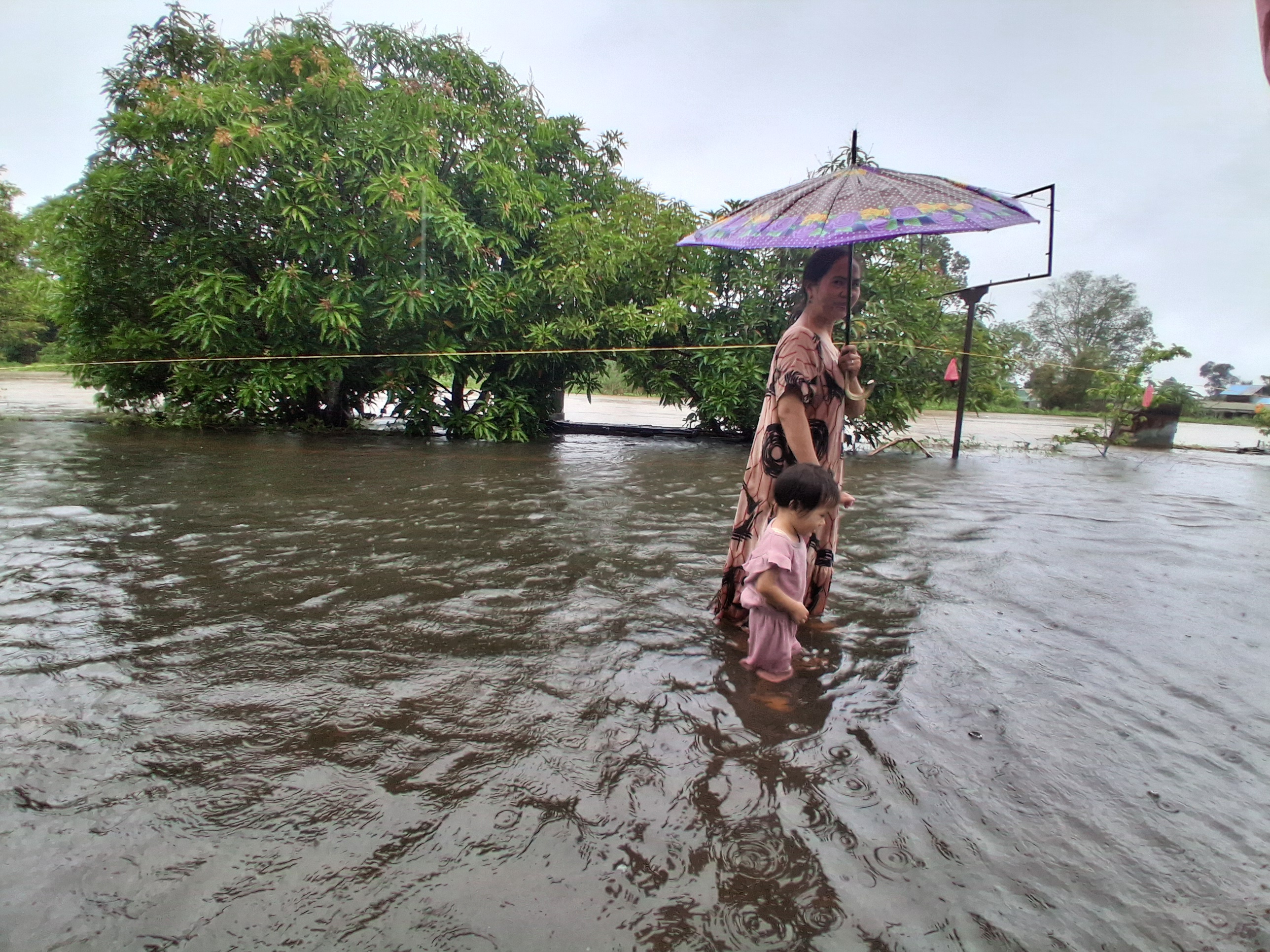 Hujan masih akan mengiringi hingga akhir Desember 2025.AGUS PRAMONO/KALTENGPOS.JAWAPOS.COM