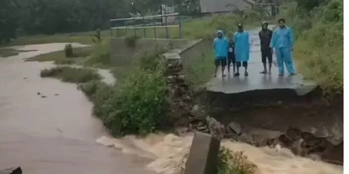 Jembatan putus Desa Martadah Baru, Kecamatan Tambang Ulang