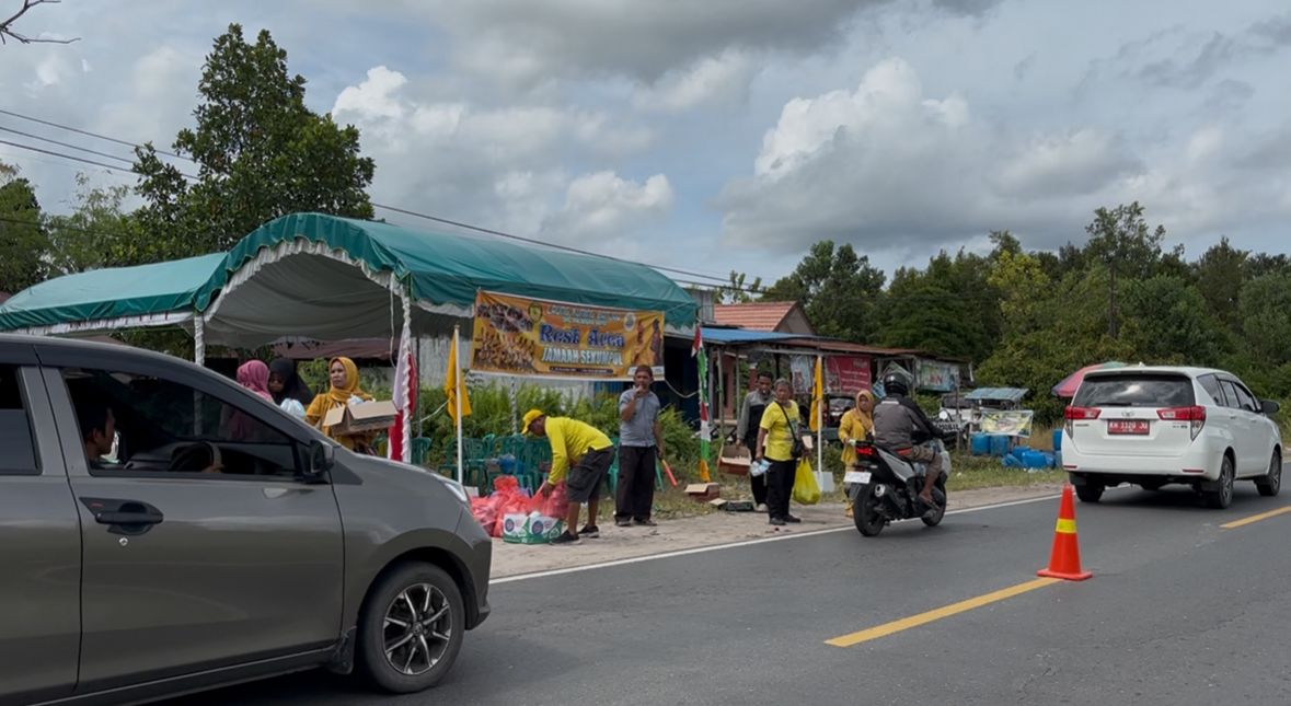 Panitia rest area Laung Kuning Banjar DPC Palangka Raya membagikan makanan minuman.RIFQI/KALTENG POS