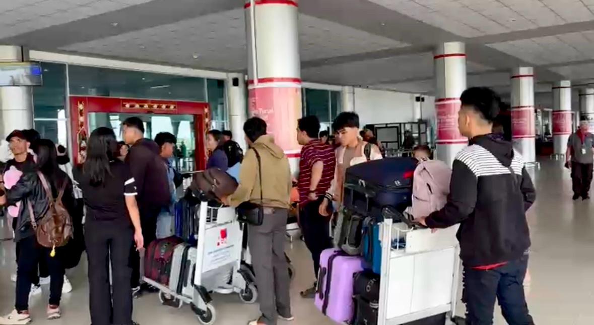 Antrean bandara tjilik Riwut.RIFQI/KALTENG POS