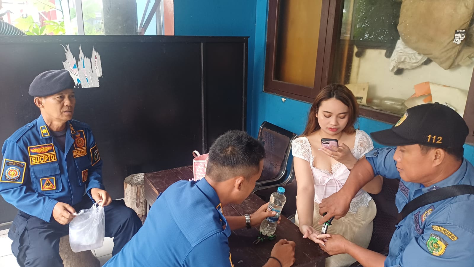 Petugas rescue pun dengan penuh semangat langsung melakukan penanganan. DAMKAR