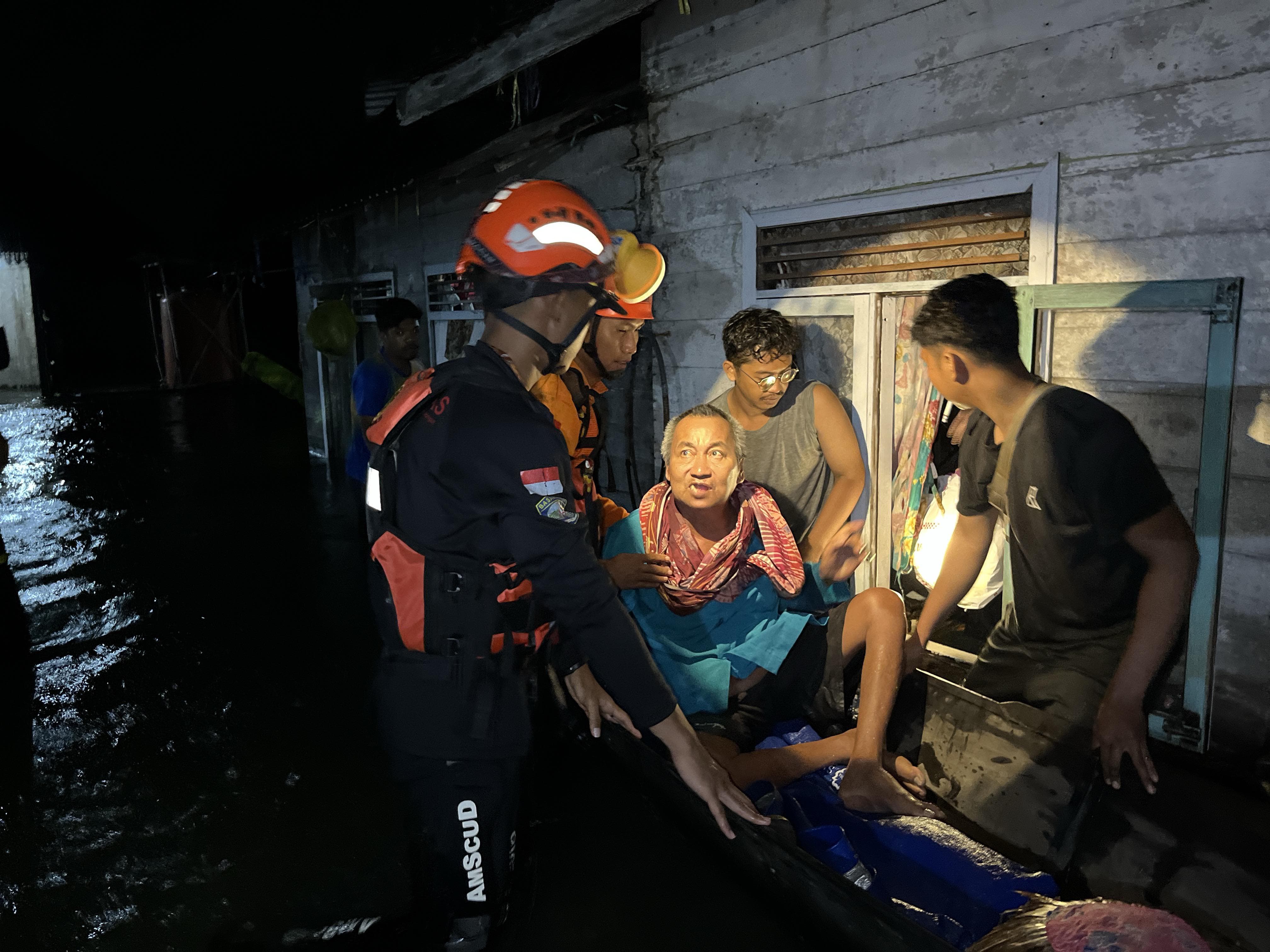 Tim SAR evakuasi warga.BASARNAS KALSEL