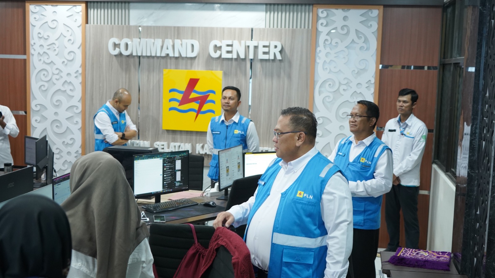 General Manager PLN UID Kalselteng, Iwan Soelistijono, saat memantau Command Center dan Contact Center guna  memastikan kesiapan seluruh personel dalam momen Nataru.  (KST)