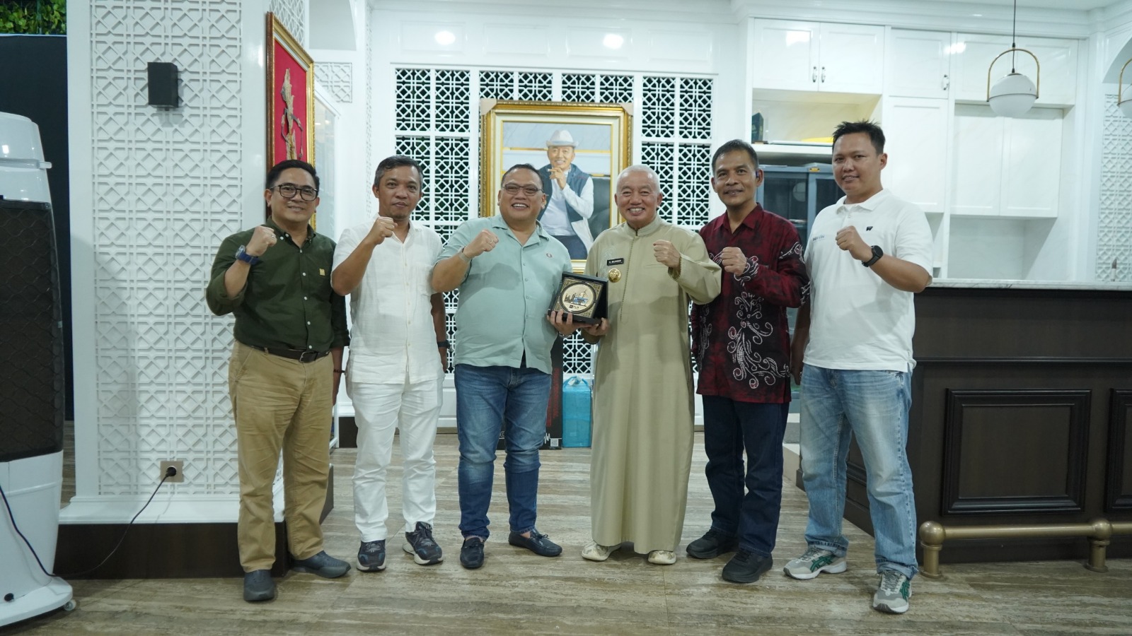Penyerahan plakat menandakan sinergi antara PLN dan Pemprov Kalsel dalam memastikan layanan kelistrikan yang andal, berkelanjutan, serta mendukung stabilitas dan pembangunan daerah. (KST)