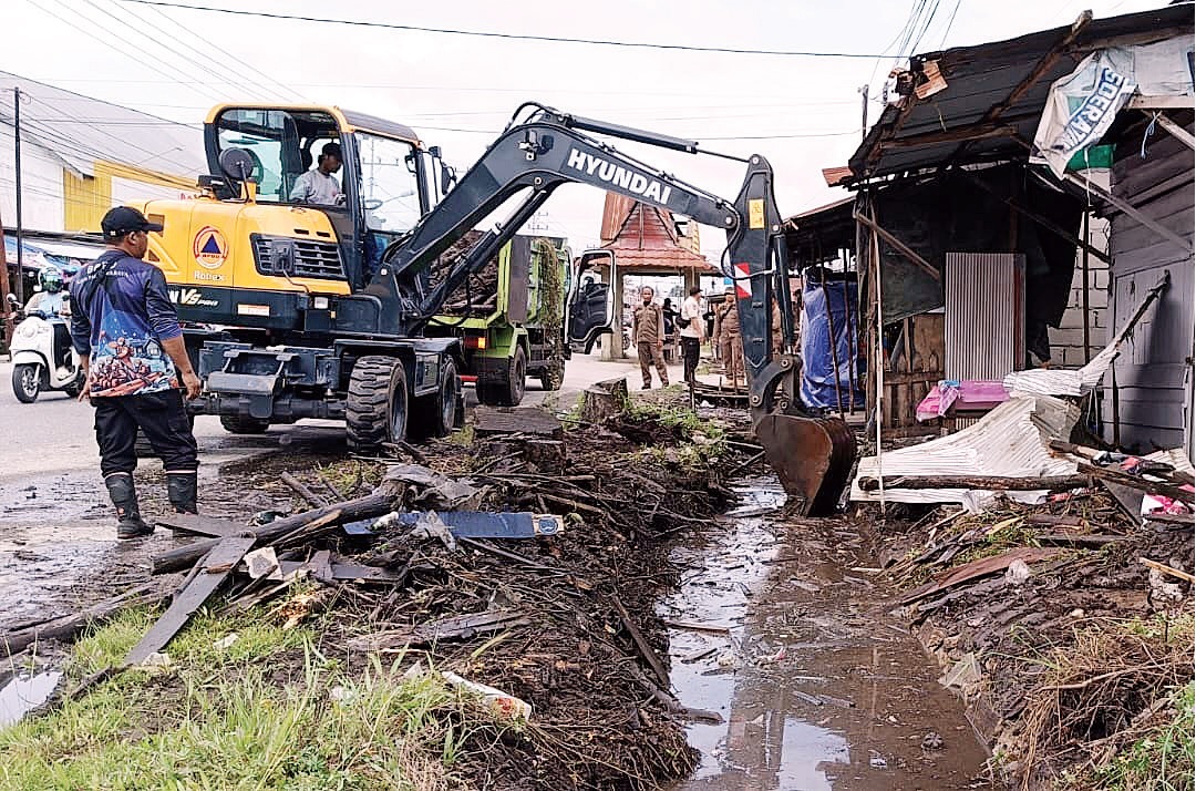 NORMALISASI: Tim Gabungan saat melaksanakan normalisasi drainase di jalan Rajawali dan jalan Bandeng Kota Palangka Raya, Rabu (24/12).
