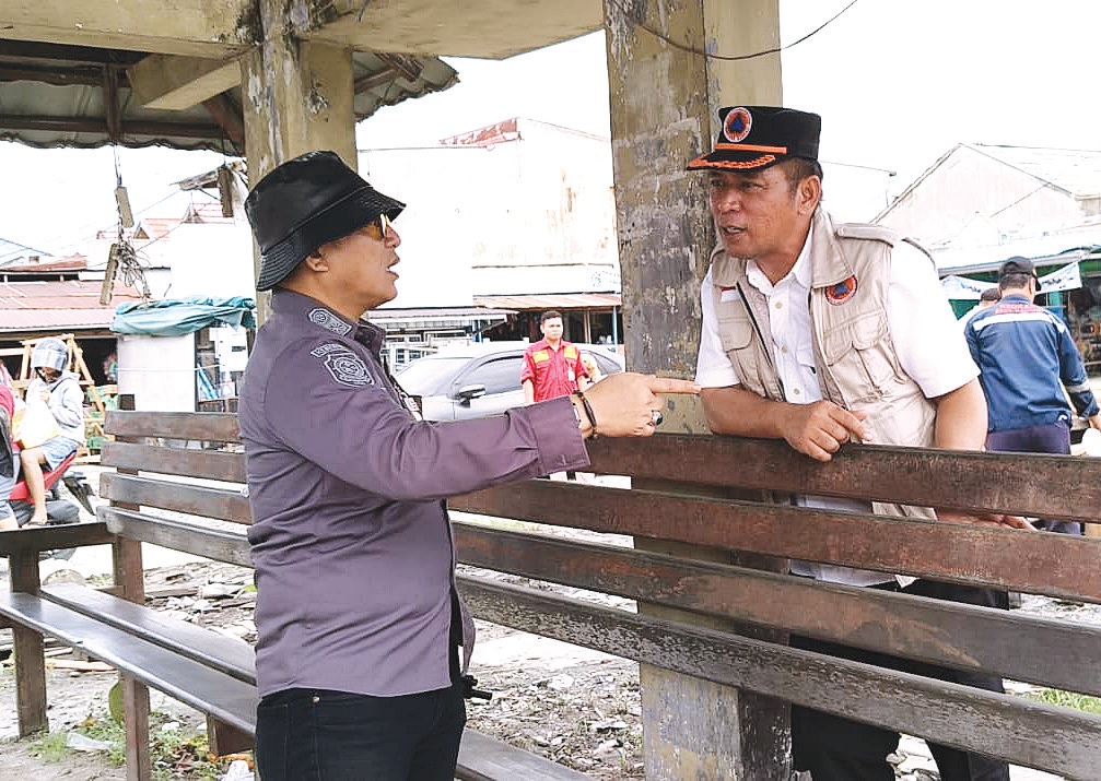 BERDISKUSI: Kasatpol PP Kota Palangka Raya, Berlianto bersama Plt Kepala Pelaksana BPBD Kota Palangka Raya Hendrikus Satrya Budi, berdiskusi di sela-sela normalisasi drainase di Jalan Rajawali.