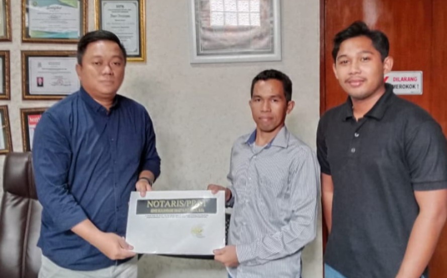 Penyerahan SK akta kepengurusan dan SK Kemenkum oleh notaris GMPP-Kalimantan Syahridi. GMPP KALIMANTAN