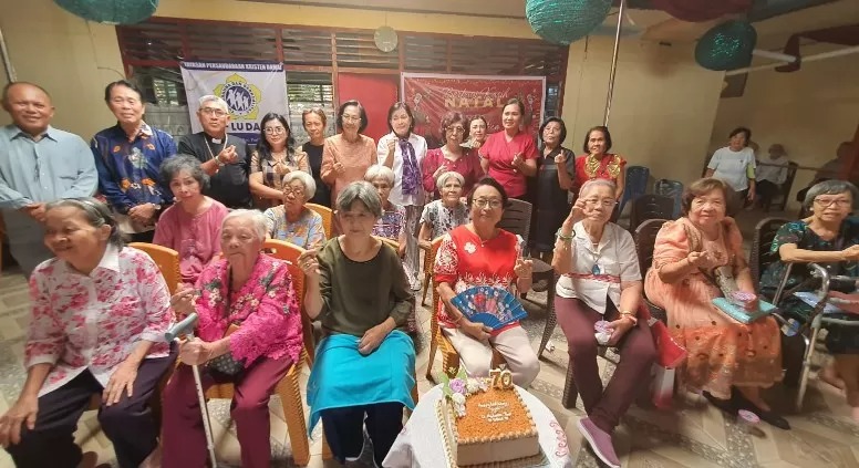 Perayaan Keluarga Besar Schaduw-Tanakotta  di Panti Werda Damai di hari kebakaran.MANADO POST