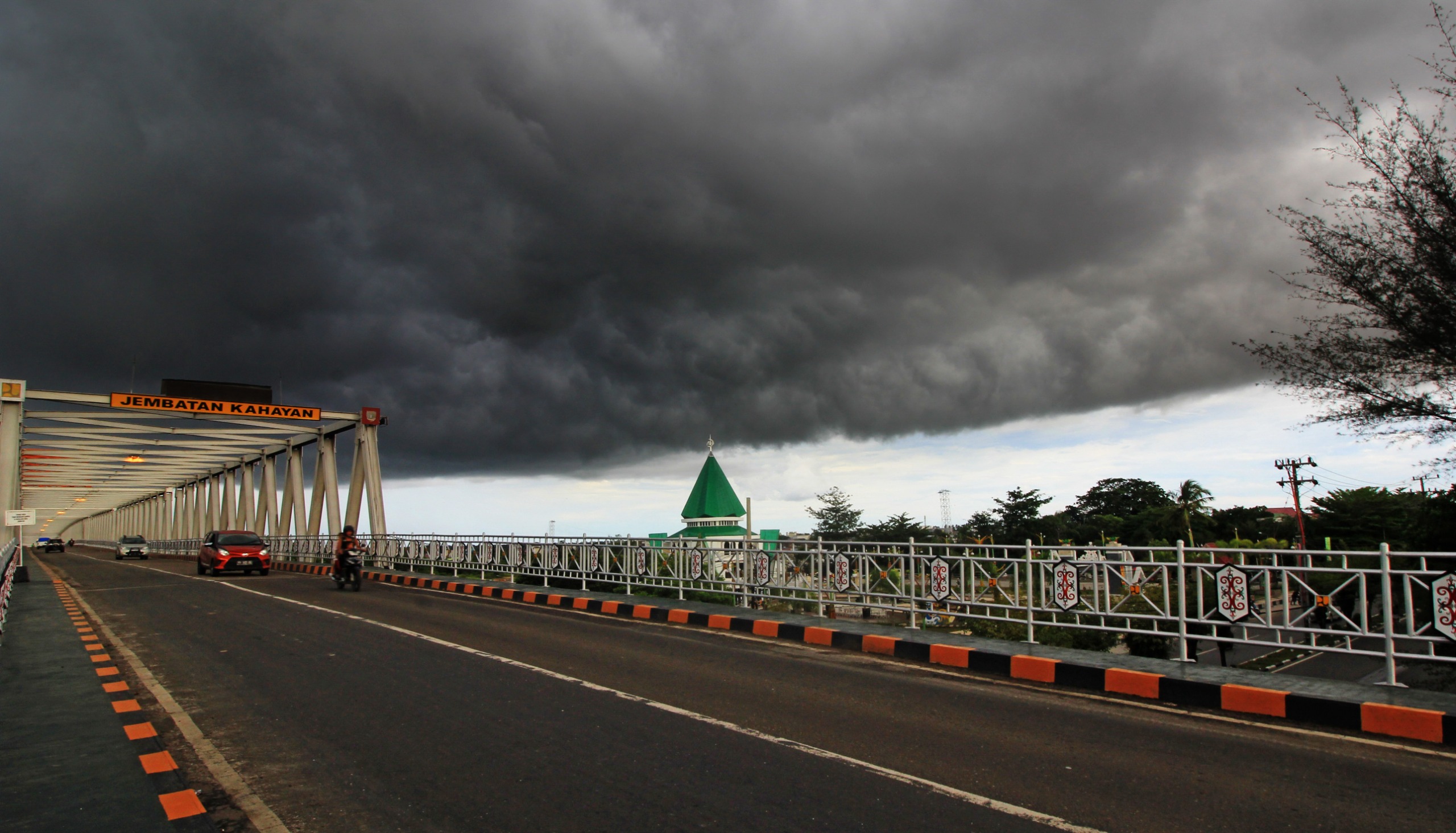 Mendung tebal di langit Palangka Raya. DOK AGUS PRAMONO/KALTENG POS