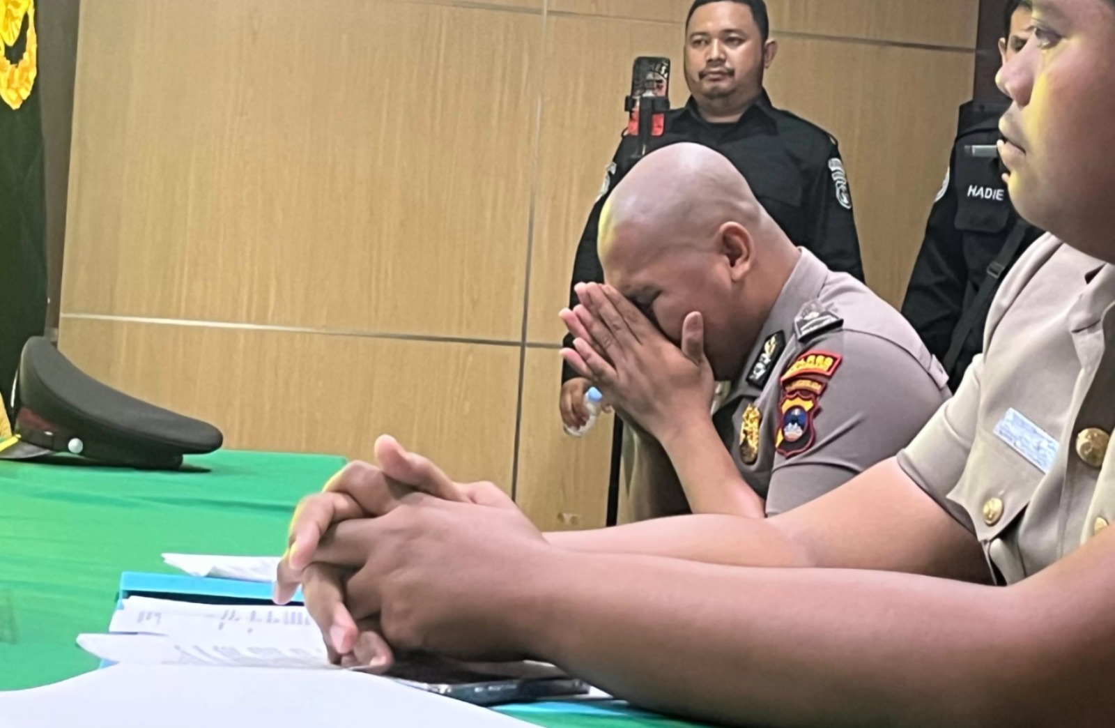 Bripda Muhammad Seili menangis saat menjalani sidang. SHEILLA FARAZELA/RADAR BANJARMASIN