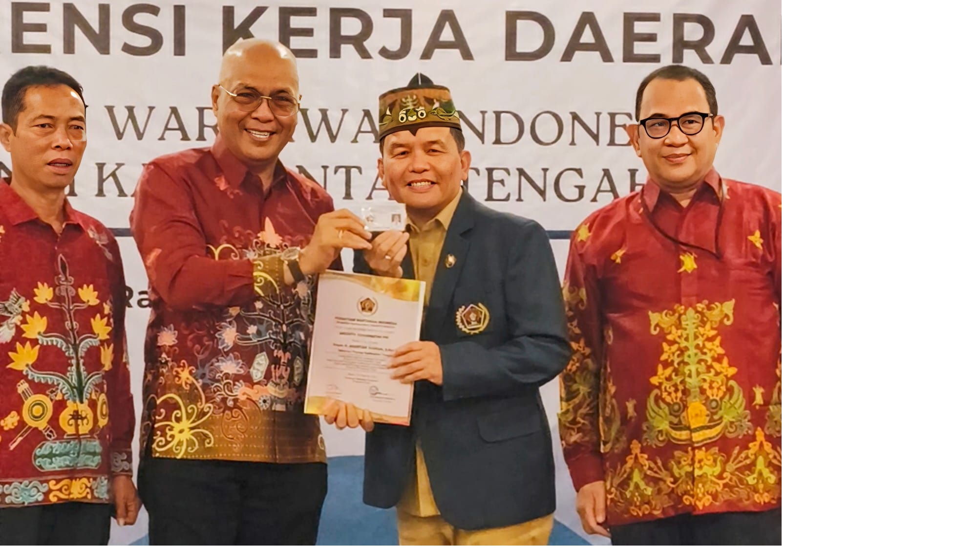 Gubernur Kalteng Agustiar Sabran saat menerima Anugerah Anggota Kehormatan oleh Ketum PWI Pusat M Munir didampingi Sekjen Zulamsyah Sakedang dan Ketua PWI Kalteng M Zainal