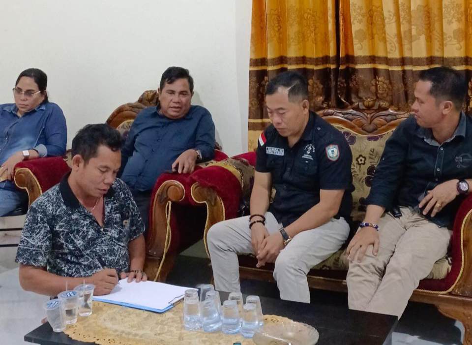 Ketua Harian Dewan Adat Dayak (DAD) Kabupaten Kotim, Gahara dan tim bwrtemu korban.DOK DAD KOTIM