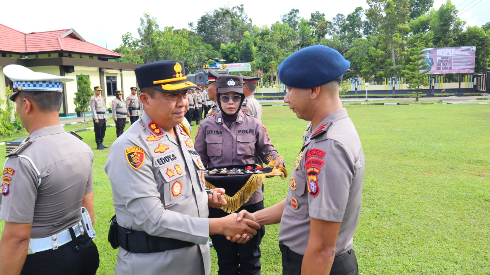Kapolres Bartim AKBP Edi Santoso ketika memasang pangkat kepada anggota di Mapolres.HUMAS