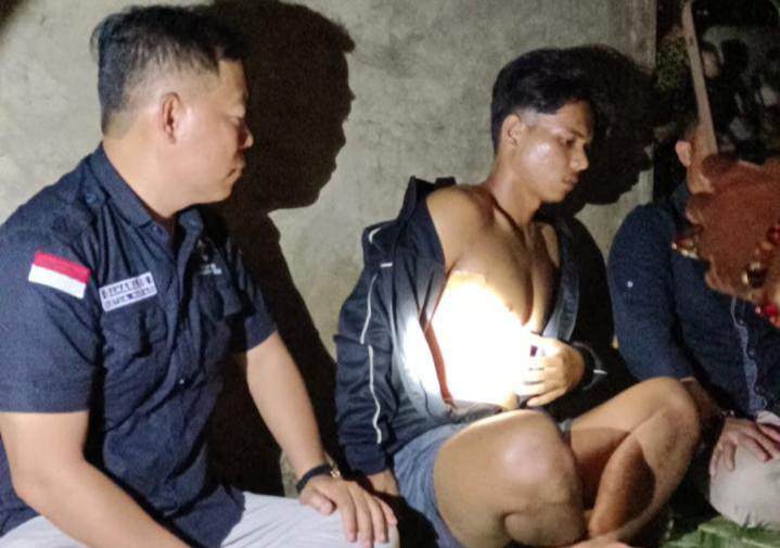 Ketua Harian DAD Kotim saat mewawancarai korban penembakan.DOK PRIBADI