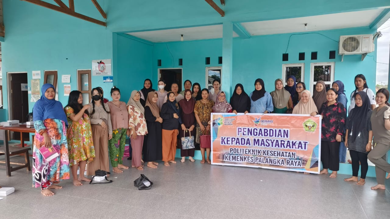 Dosen dan mahasiswa Polkesraya melaksanakan pemeriksaan kesehatan dan pemanfaatan buku saku Bumil Setia.HUMAS