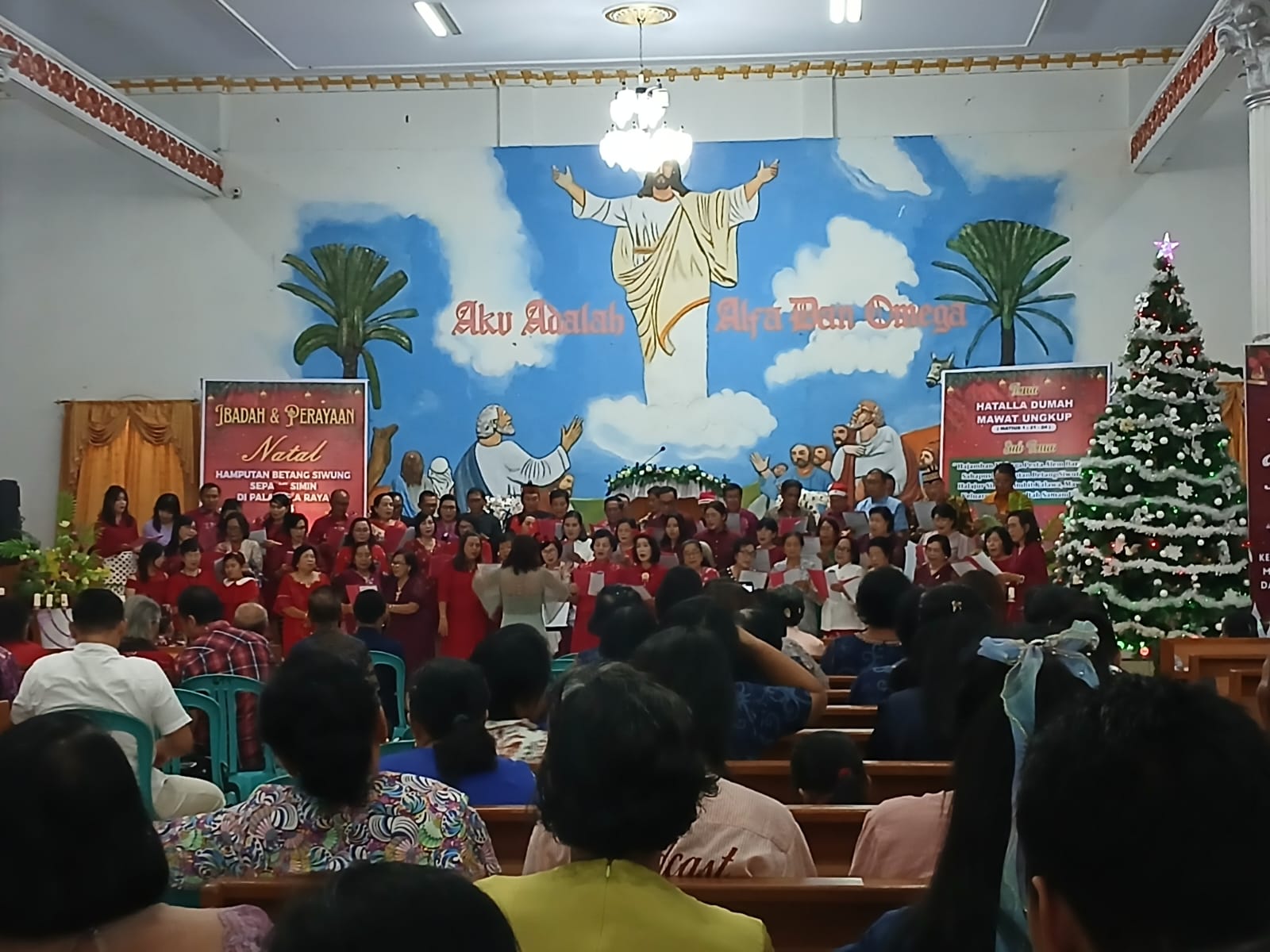 Paduan suara atau koor keluarga besar Hamputan Betang Siwung Sepang Simin pada saat perayaan Natal di GKE Kaharap, Selasa (30/12)