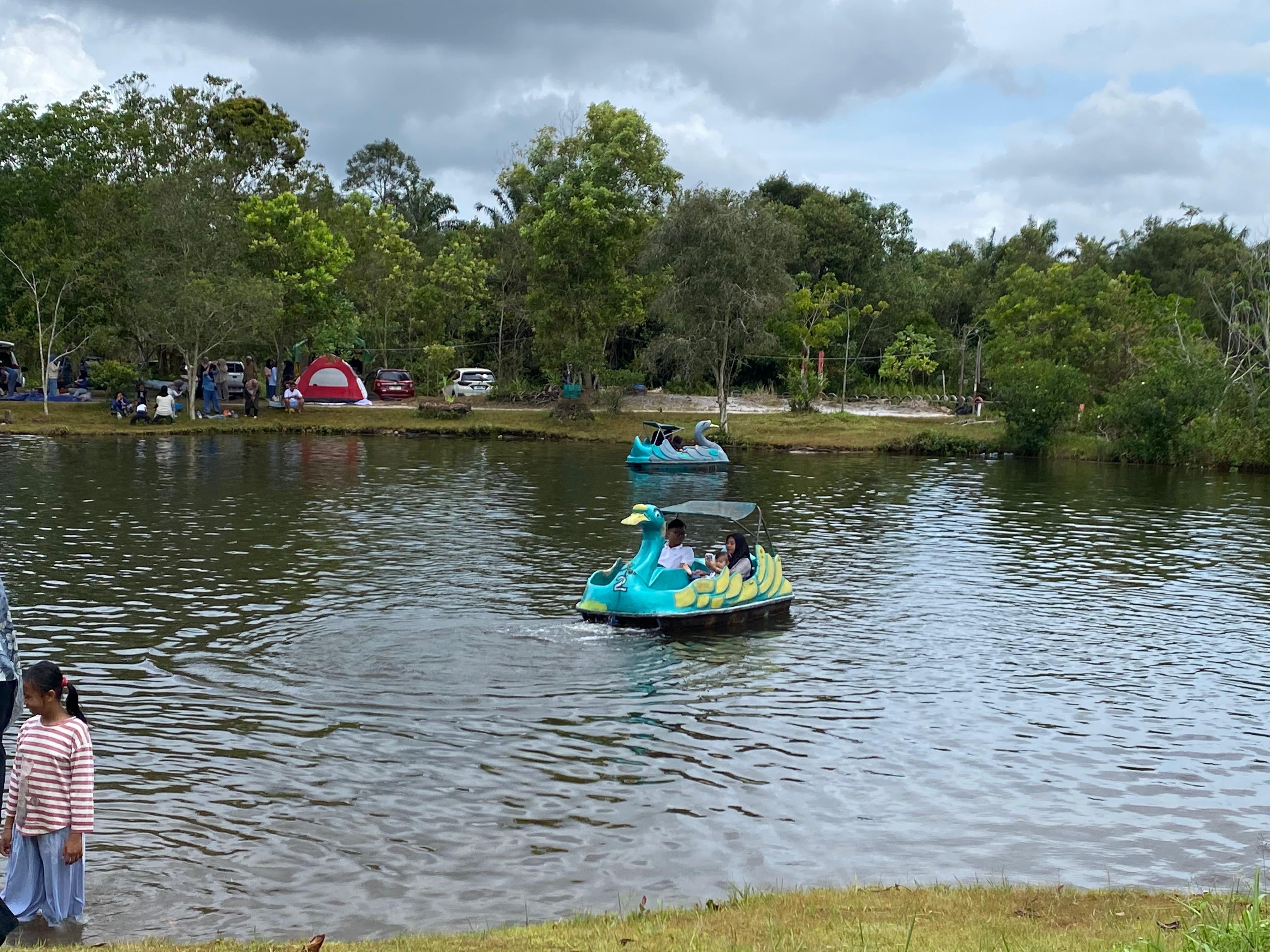 Objek wisata Danau Alam Salju ramai dikunjungi.MIFTAH/KALTENGPOS.JAWAPOS.COM