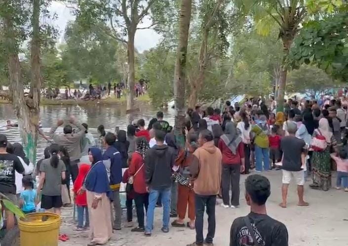 Tenggelamnya bocah 12 tahun menghebohkan pengunjung Danau Alam Salju.WARGA
