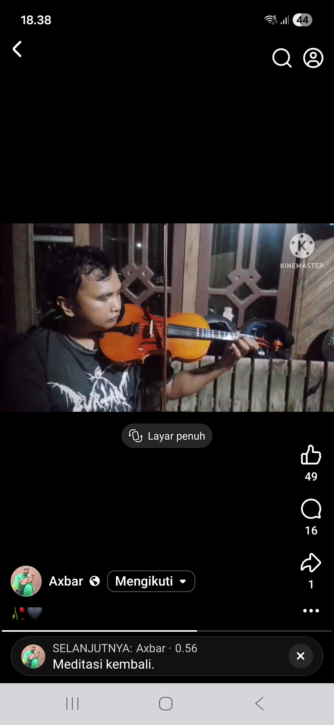Akbar, pengendara ojol ditabrak ambulans saat bermain biola.FACEBOOK