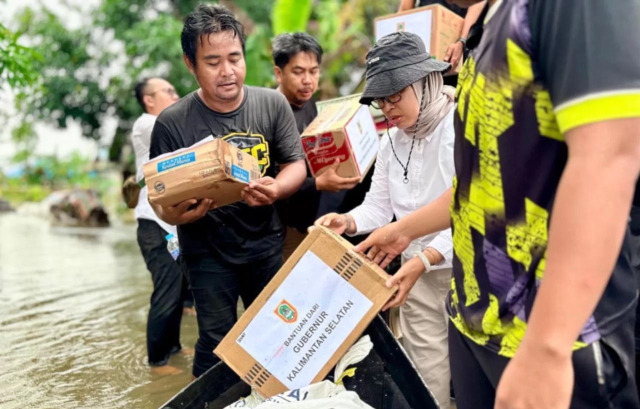 Gubernur H Muhidin menyalurkan bantuan kepada korban banjir.PEMPROV KALSEL
