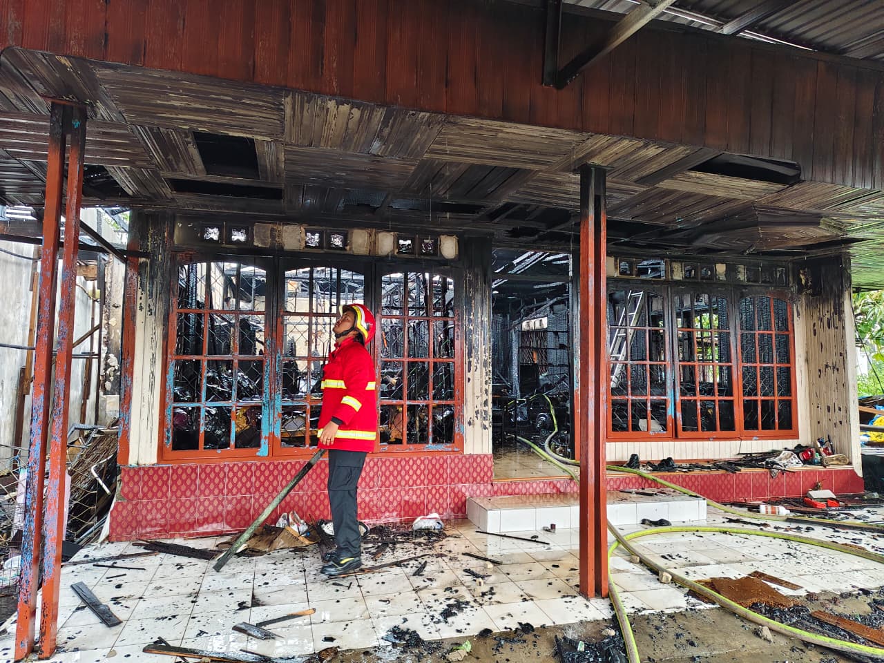 Kebakaran yang terjadi di Jalan Nusa Indah Gang menyebabkan satu rumah rusak berat.