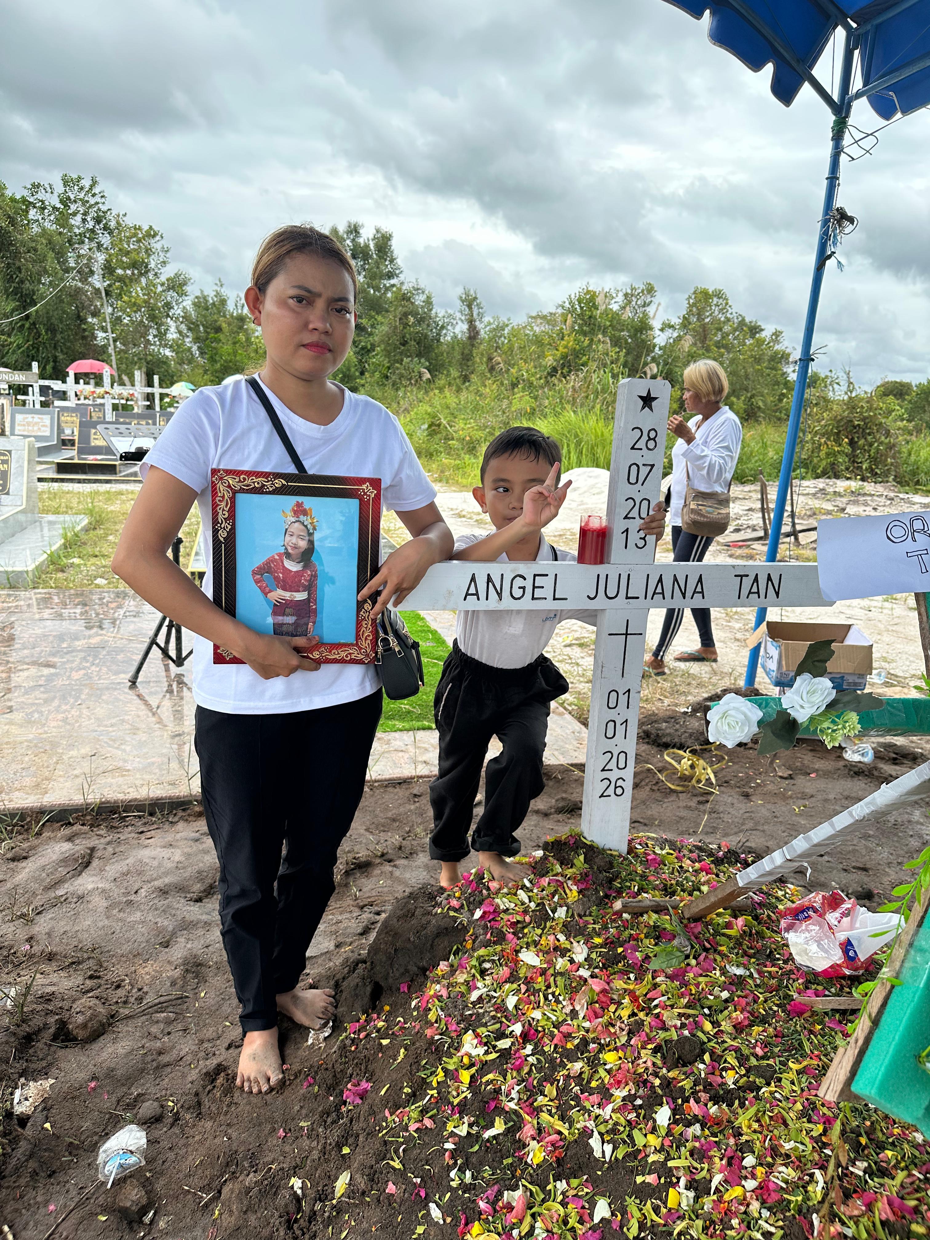 Pemakaman Angel di Jalan Jenderal Sudirman, Sabtu (3/1/2026), dipenuhi keluarga, kerabat, hingga teman.MIFTAH/KALTENGPOS.JAWAPOS.COM