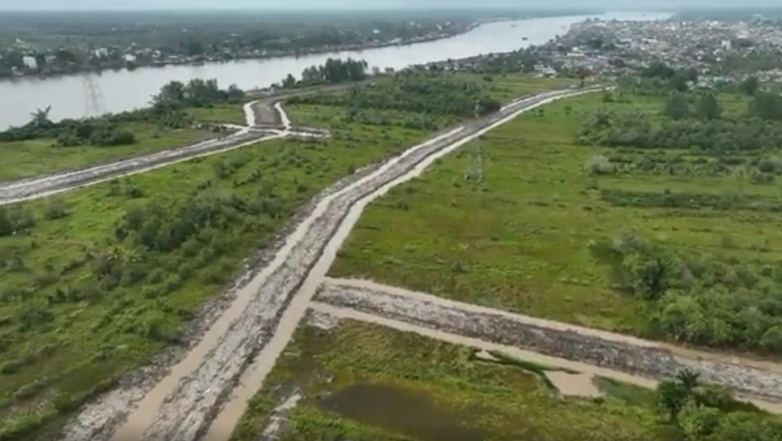 Pemkab Kapuas pada tahun anggaran 2025 telah membangun badan jalan baru di Kelurahan Selat Hulu.