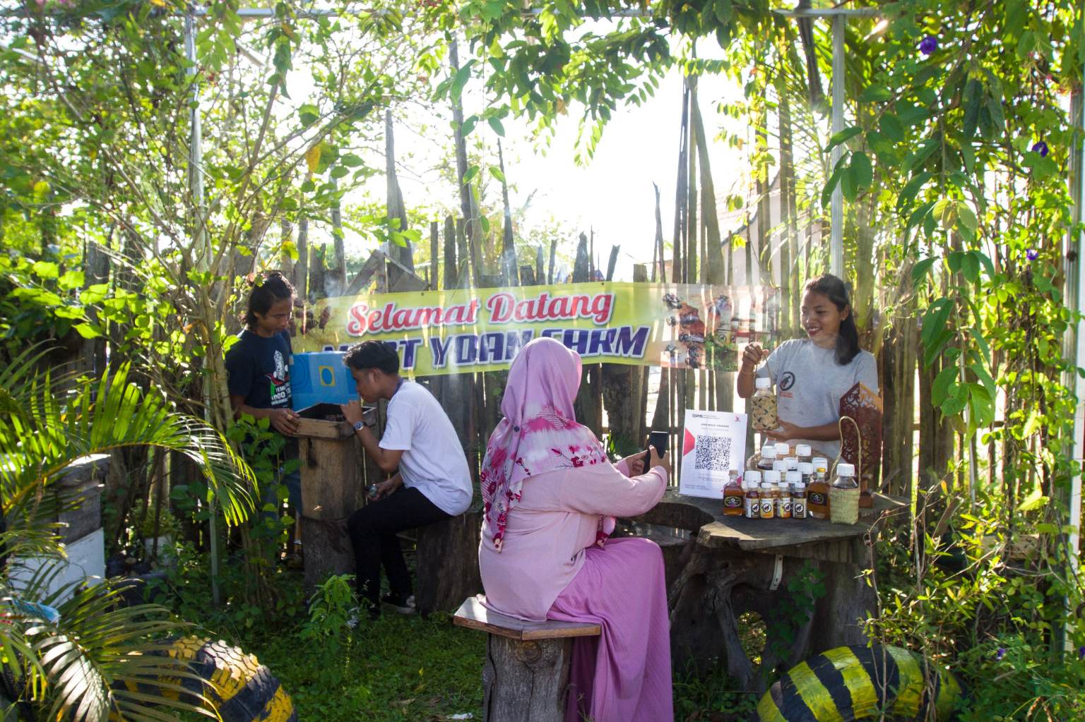 Transaksi menggunakan qris.AGUS PRAMONO/KALTENGPOS.JAWAPOS.COM