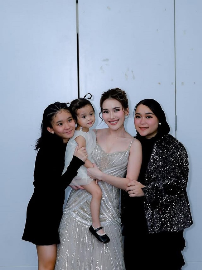 Ayu Ting Ting bersama adiknya, Syifa.