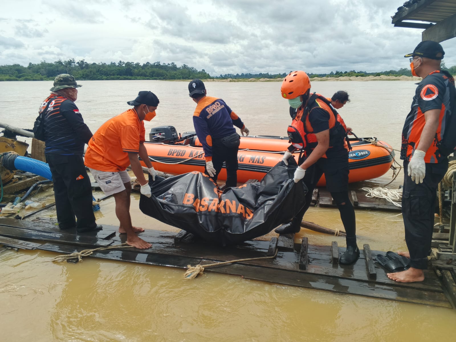 Evakuasi korban tenggelam.BASARNAS
