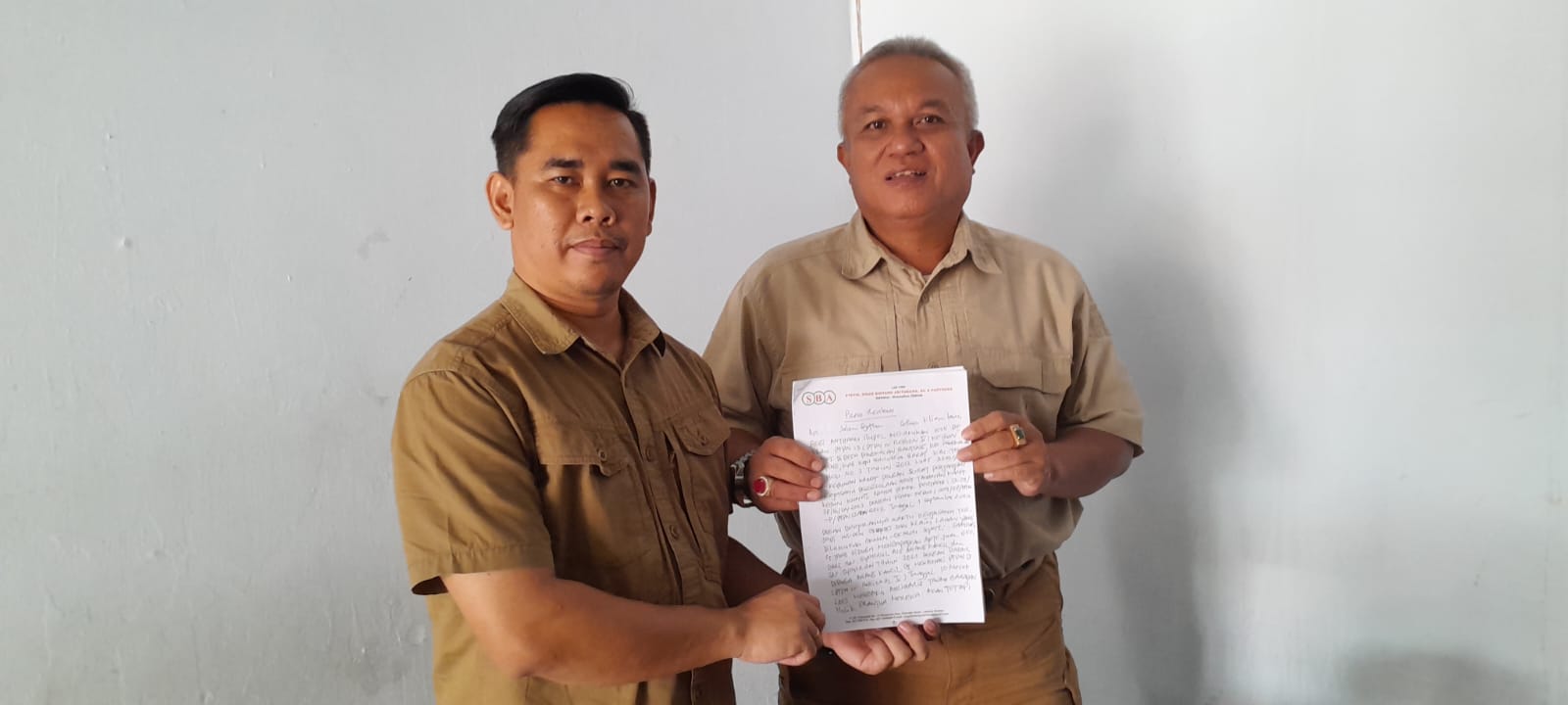 Kuasa Hukum Sinar Bintang menunjukkan laporan yang akan disampaikan ke Presiden.