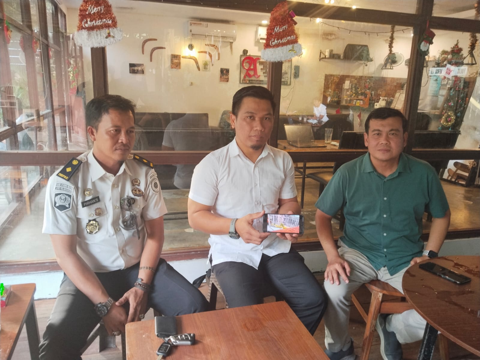 Kalapas Hisam Wibowo (baju hijau) didampingi KPLP Muh Alamsyah (tengah) dan Kasi Tamtib, Pirhan.AGUS JAYA/KALTENG POS.