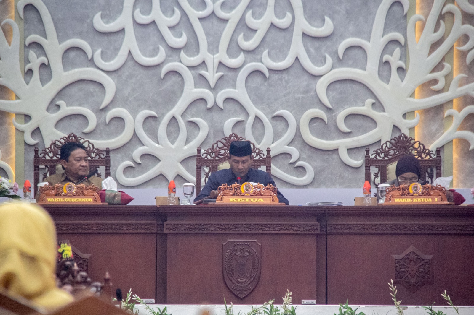 Wakil Gubernur Kalteng, Ketua DPRD Kalteng, Wakil Ketua Riska Agustin saat paripurna. AREIF PRATHAMA/KALTENG POS