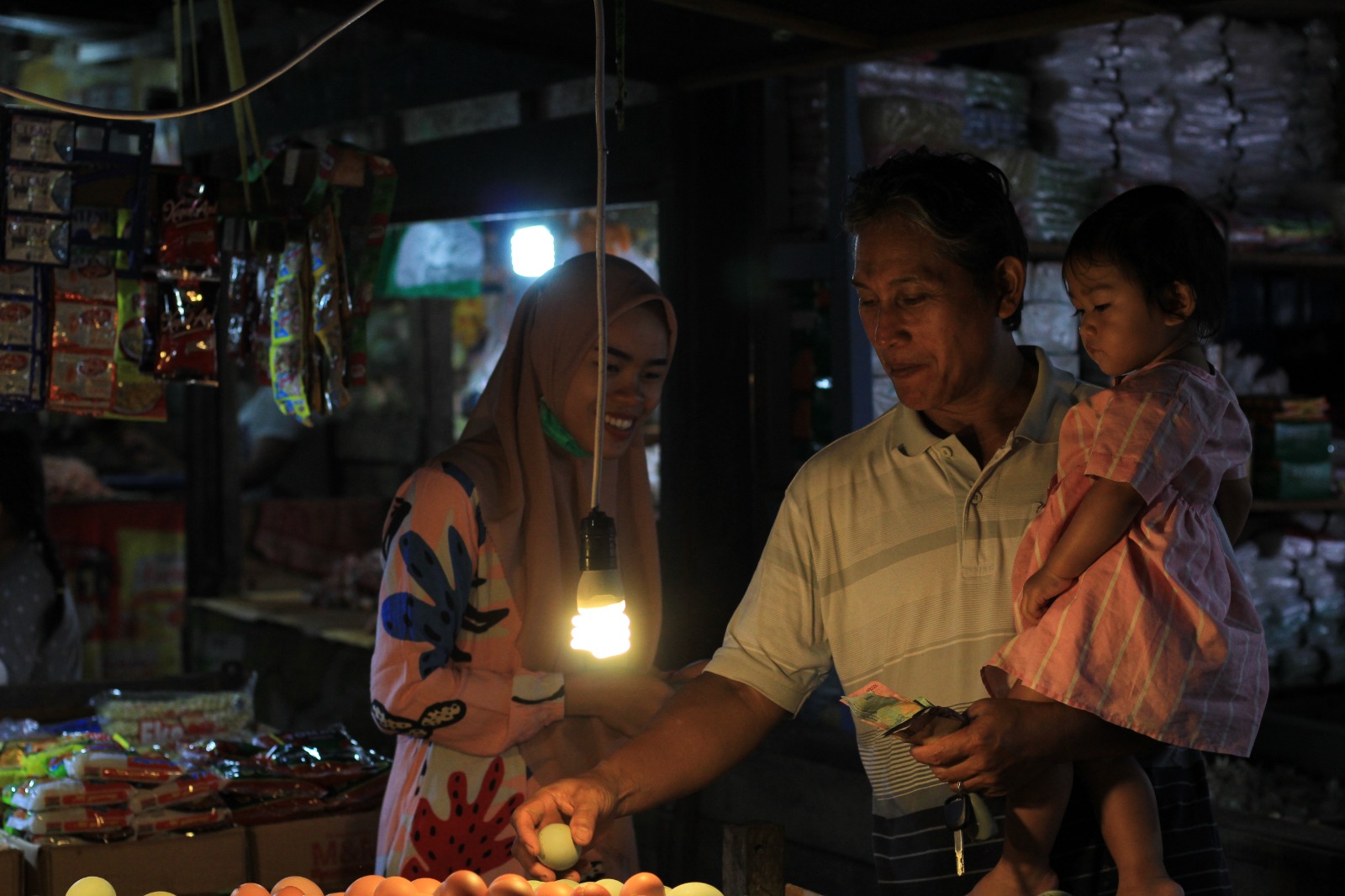 Aktivitas penjualan telur di pasar.DOK AGUS PRAMONO/KALTENGPOS.JAWAPOS.COM