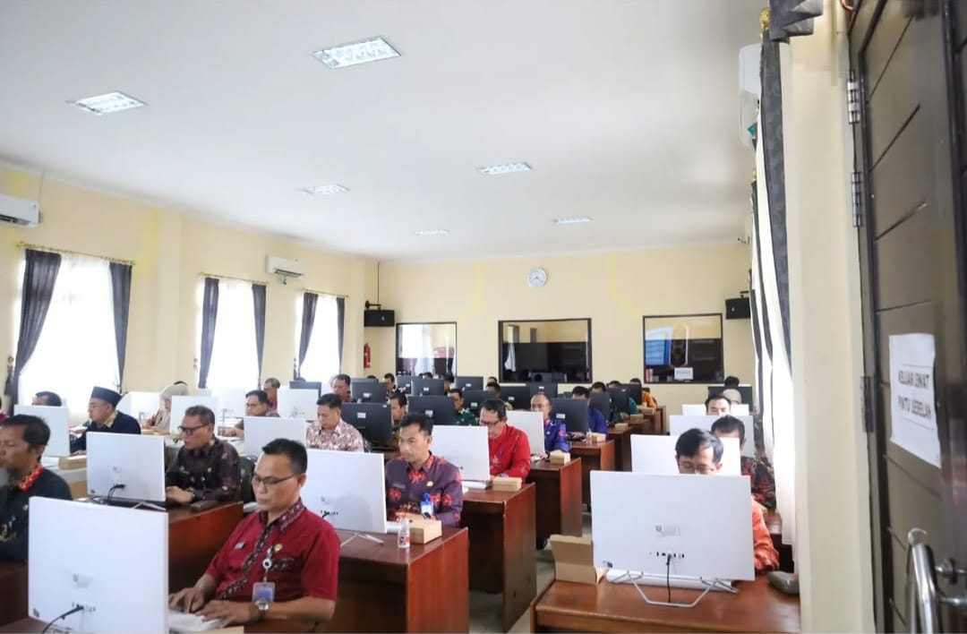 Sejumlah pejabat saat mengikuti tes terbuka JPT pertama.BAHRI/KALTENG POS.