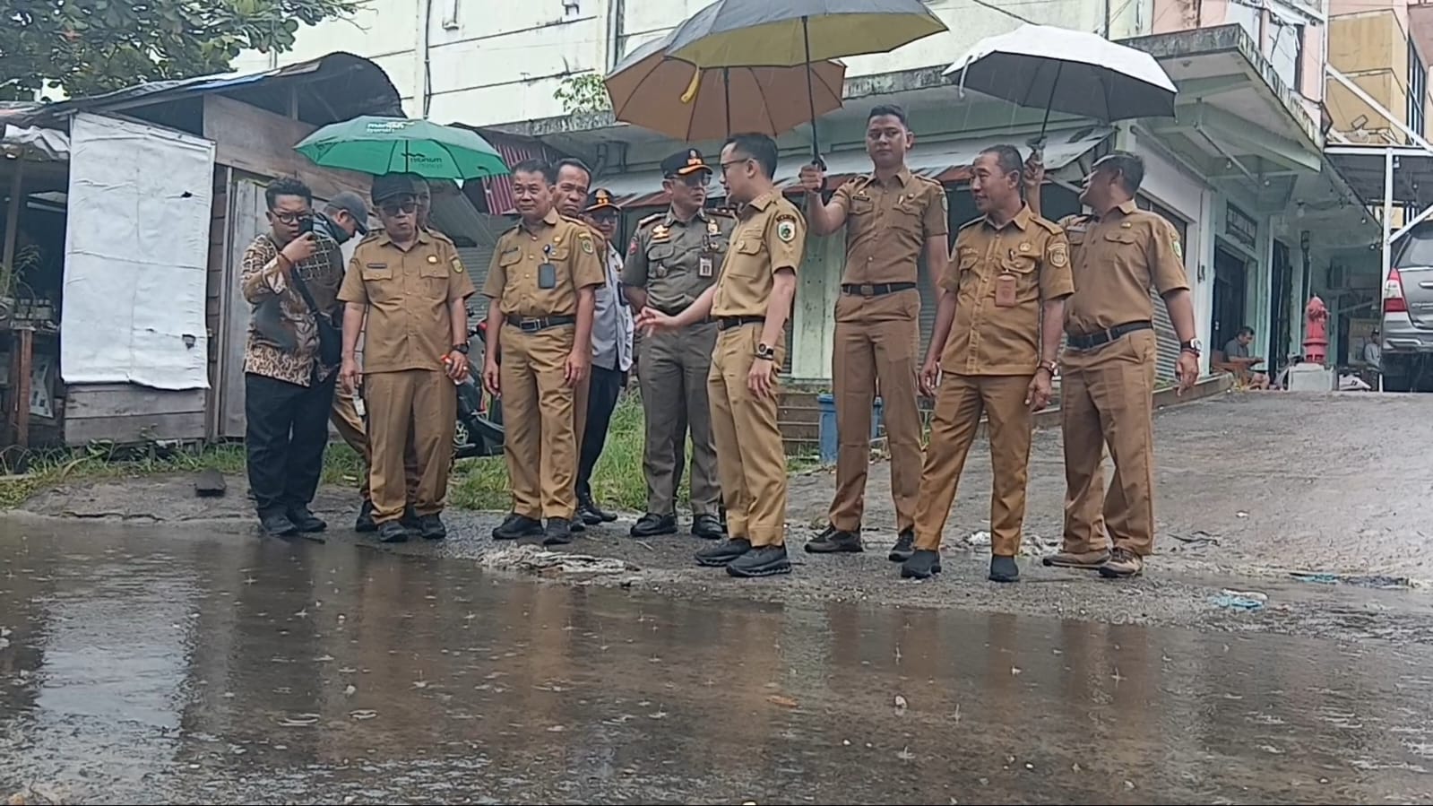 Wali Kota Fairid Naparin beserta jajaran meninjau drainase di Pasar Kahayan, Senin (5/1/2026). ILHAM ROMADHONA/KALTENG POS