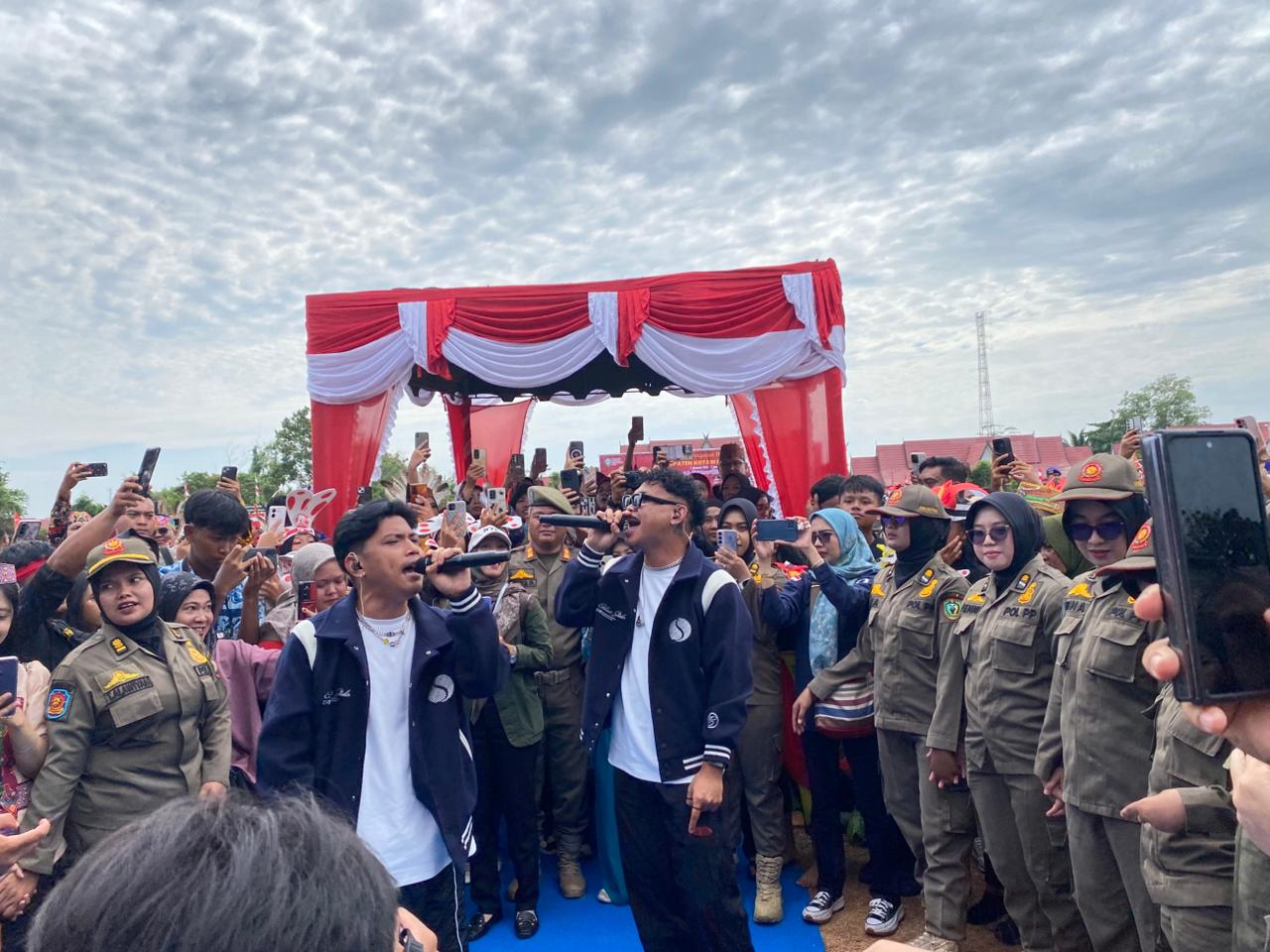 Ceselino dan Samuel Meyder tampil membawakan tembang di HUT Kotim. Bale.MIFTAHKALTENGPOS.JAWAPOS.COM