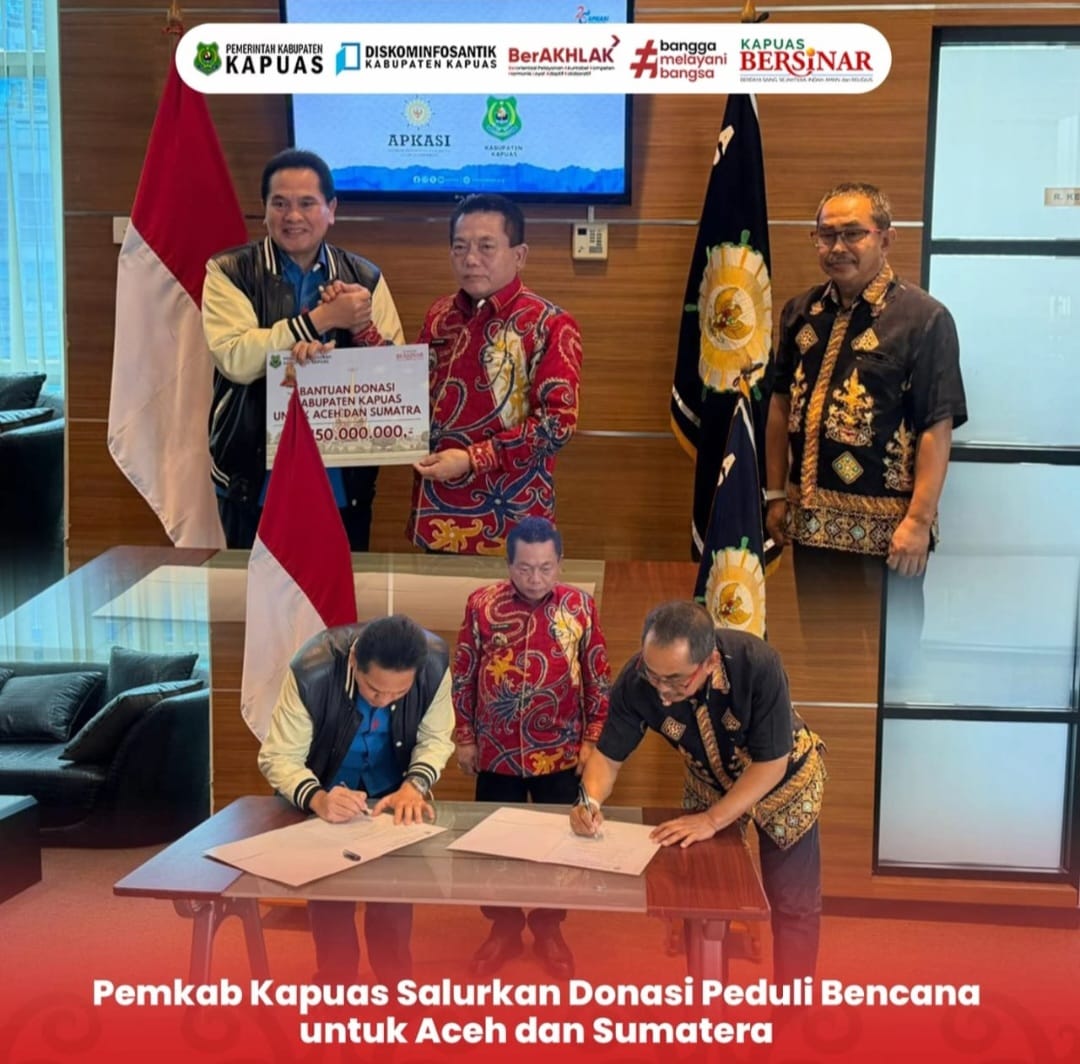 Bupati Kapuas H Muhammad Wiyatno menyalurkan bantuan donasi yang dihimpun dari konser amal pada pergantian tahun