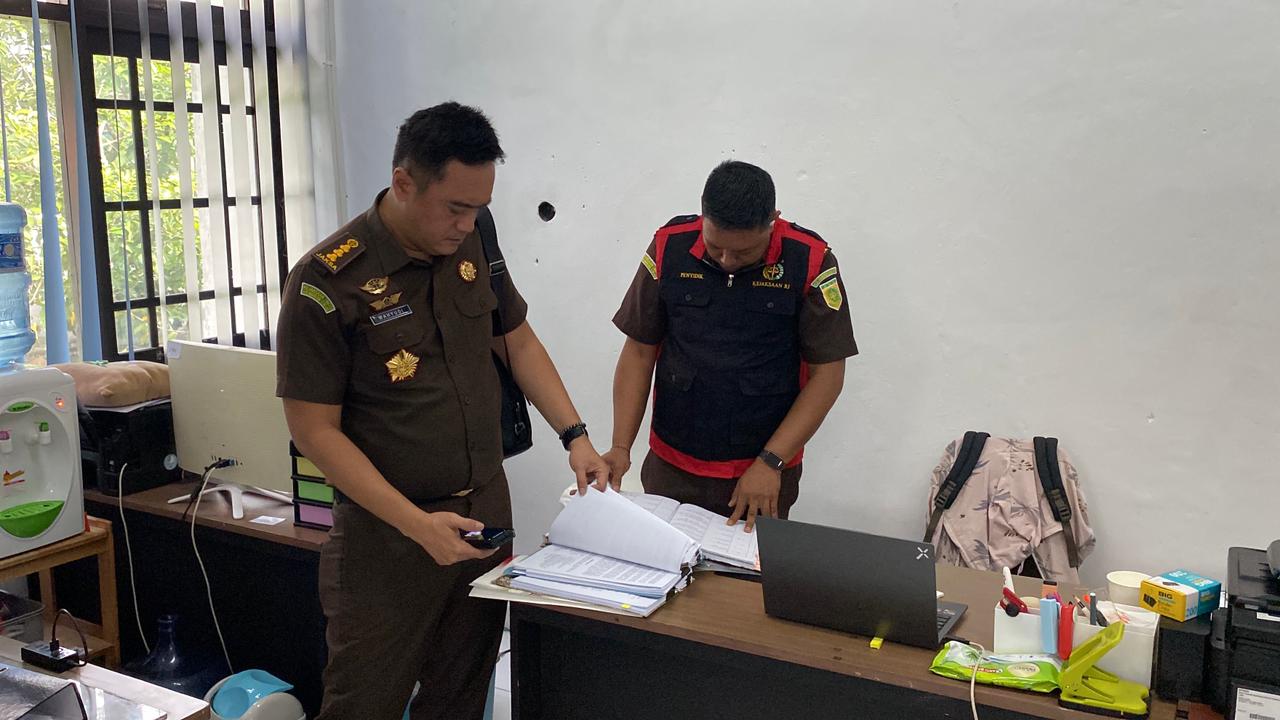 Penyidik Kejati Kalteng geledah kantor DPMPTSP Kalteng.HUMAS